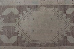 Traves de Mesa Turco Oushak con Diseño de Medallón Geométrico en Suaves Tonos Neutros