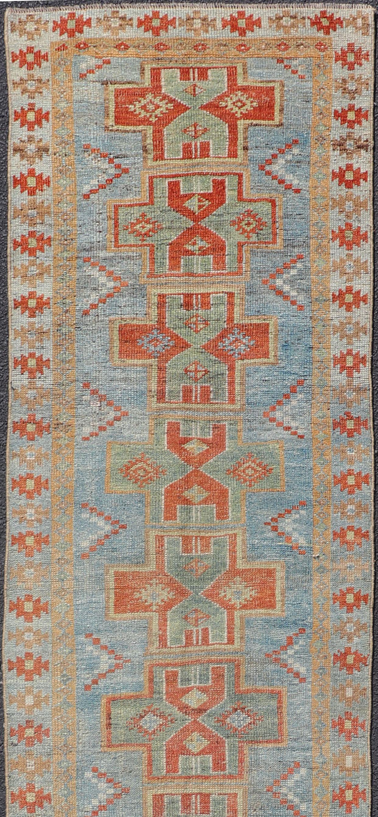Tapis persan antique Heriz vert, bleu clair et rouge avec un motif Paisley sub-géométrique, Keivan Woven Arts/rug SUS-2012-925, pays d'origine ou type : Iran / Malayer, vers 1920. 

Ce magnifique tapis persan ancien de type Malayer (vers 1920) est