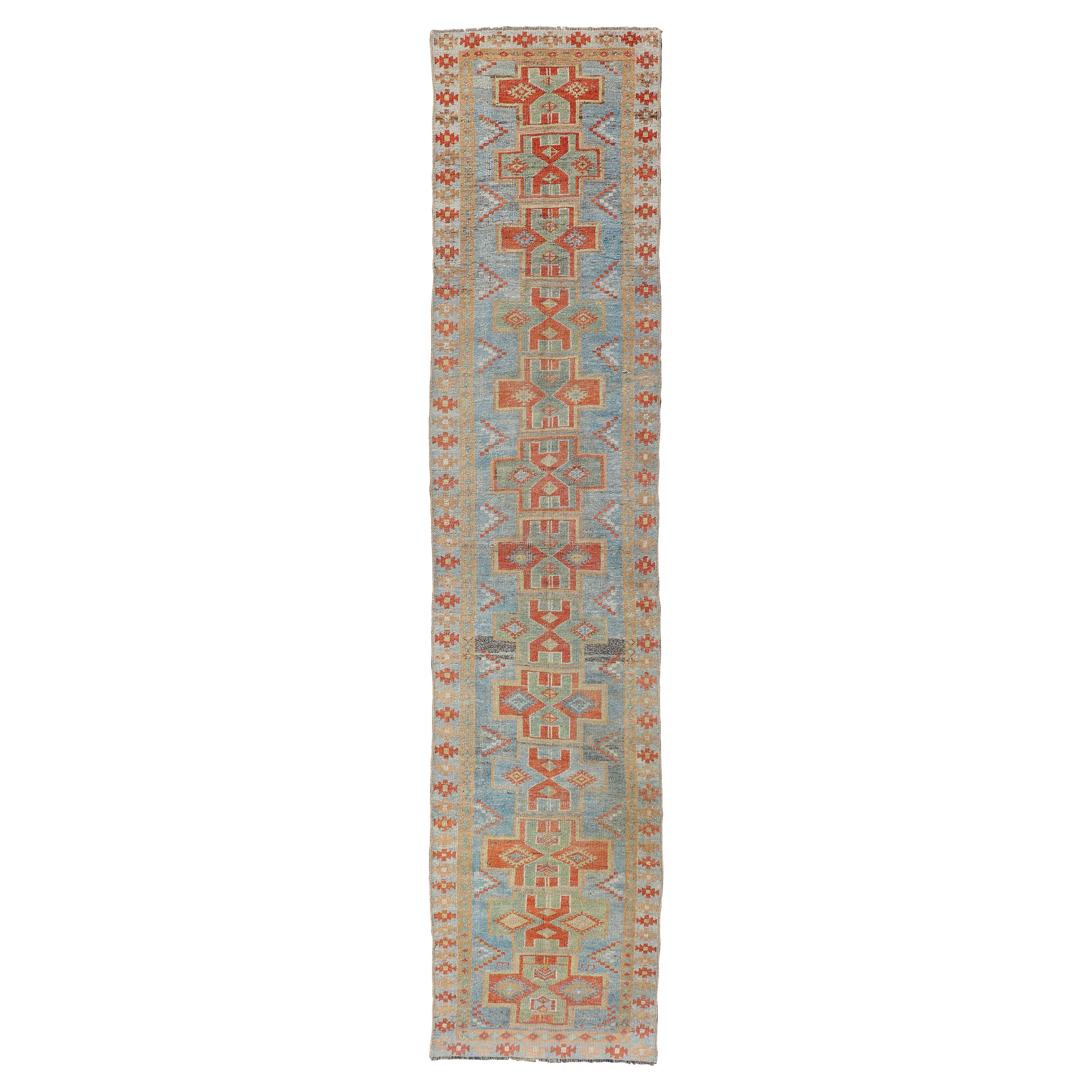 Tapis de couloir persan étroit antique à motif de médaillons géométriques en bleu, vert et rouge en vente