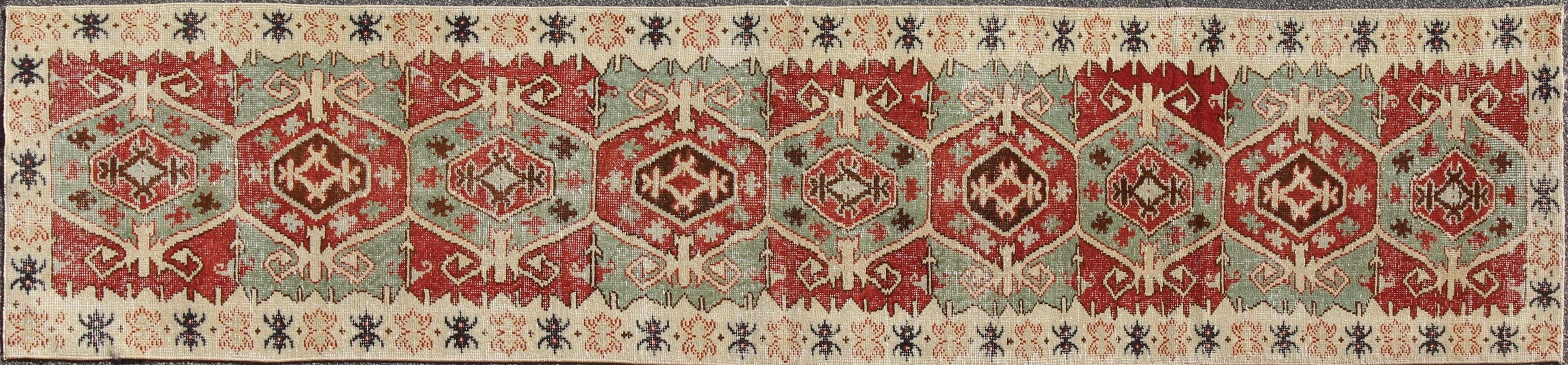 Geometrische Medaillons Vintage Tribal Türkisch Oushak Läufer in Grün, Braun & Rot im Angebot 2