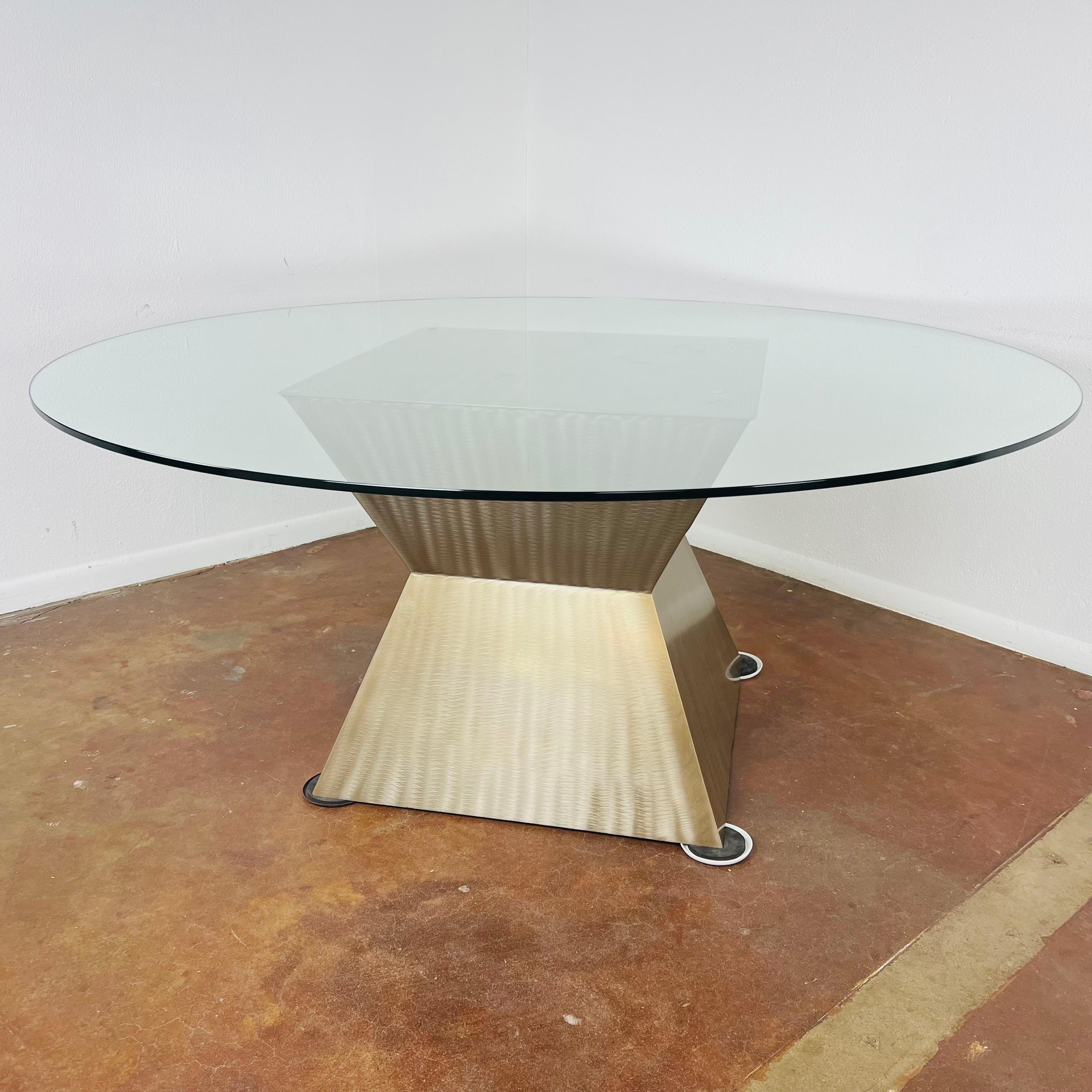 Geometric Metal Pedestal Base Dining Table In Good Condition In Dallas, TX