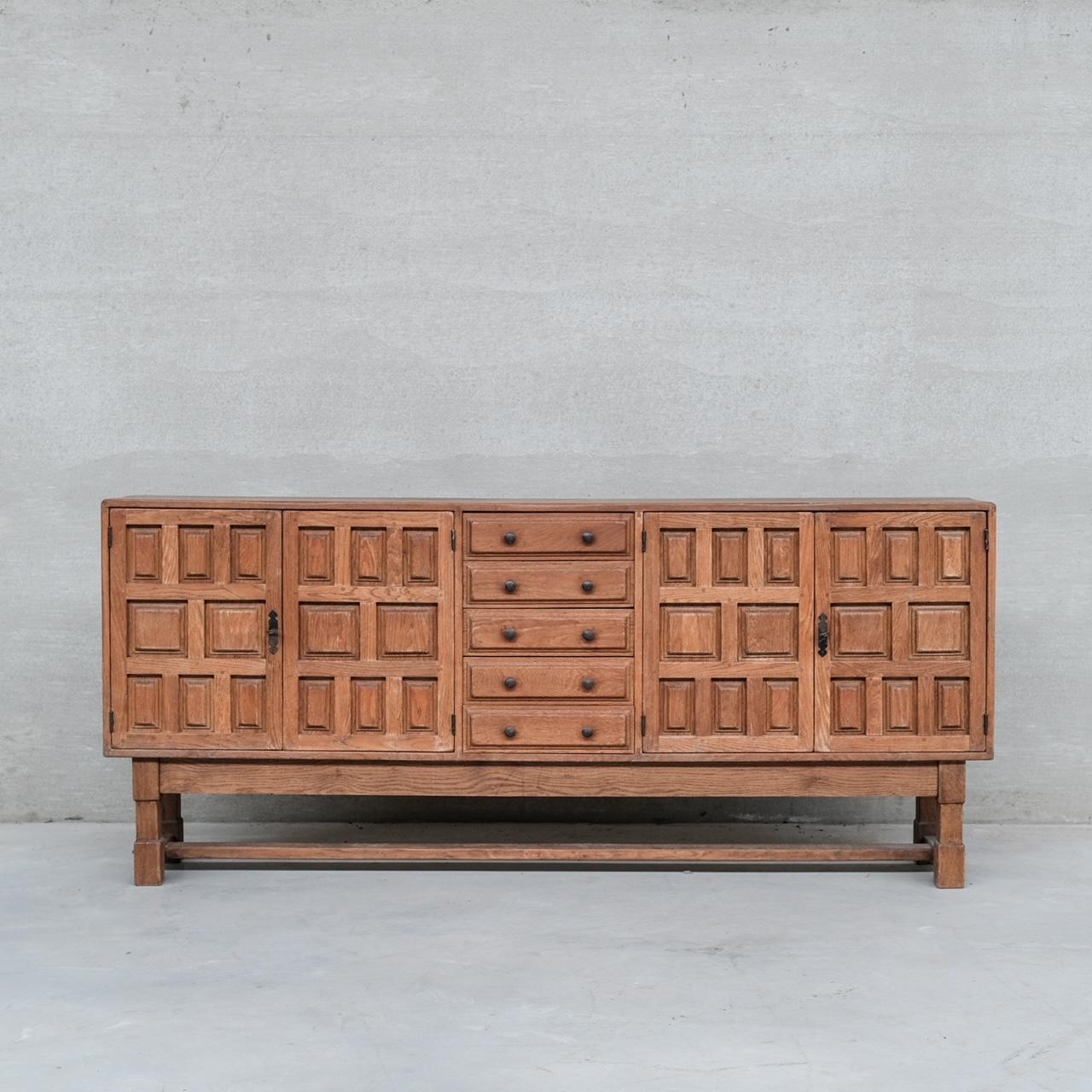 Ein geometrisch geformtes Sideboard. 

Holland, ca. 1970er Jahre. 

Fünf Schubladen in der Mitte und zwei Schränke mit Türen auf jeder Seite. 

Sockel zum Transport abnehmbar. 

Insgesamt guter Zustand, einige altersbedingte Schrammen.

DIE PREISE