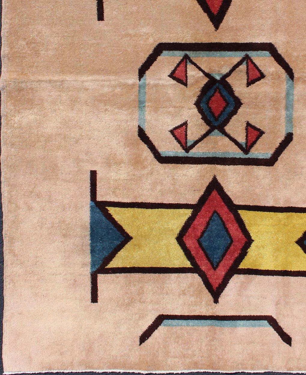 Geometrischer Mid-Century-Modern-Teppich mit Champaign-Hintergrund, Gold, Teal, Schwarz (Moderne der Mitte des Jahrhunderts) im Angebot
