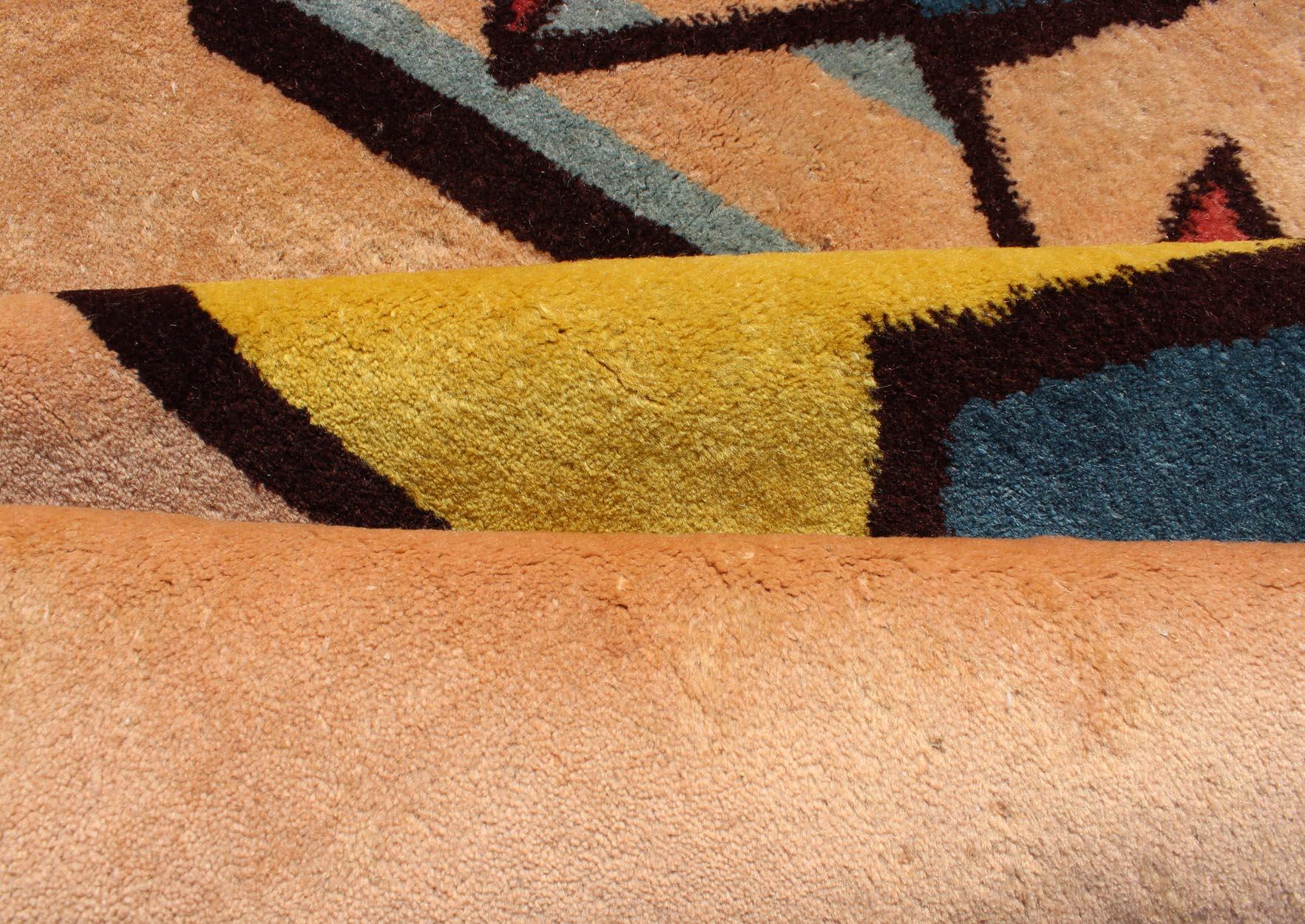 Geometrischer Mid-Century-Modern-Teppich mit Champaign-Hintergrund, Gold, Teal, Schwarz (Handgeknüpft) im Angebot