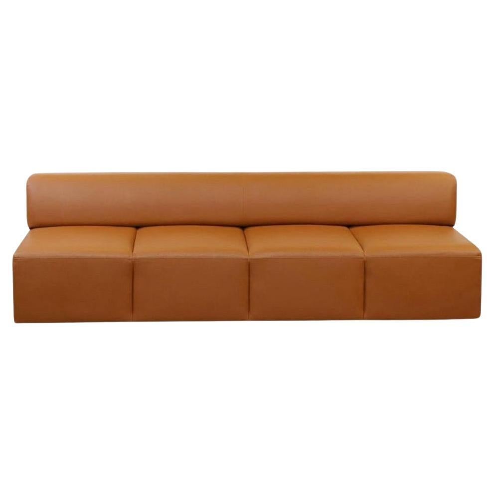 Canapé quatre places Await Lounge System géométrique, minimaliste et moderne, d'occasion, avec revêtement en similicuir caramel, conçu par EOOS et fabriqué par Steelcase pour Coalesse. Fabriqué aux États-Unis.

Idéal pour le bureau ou la maison -
