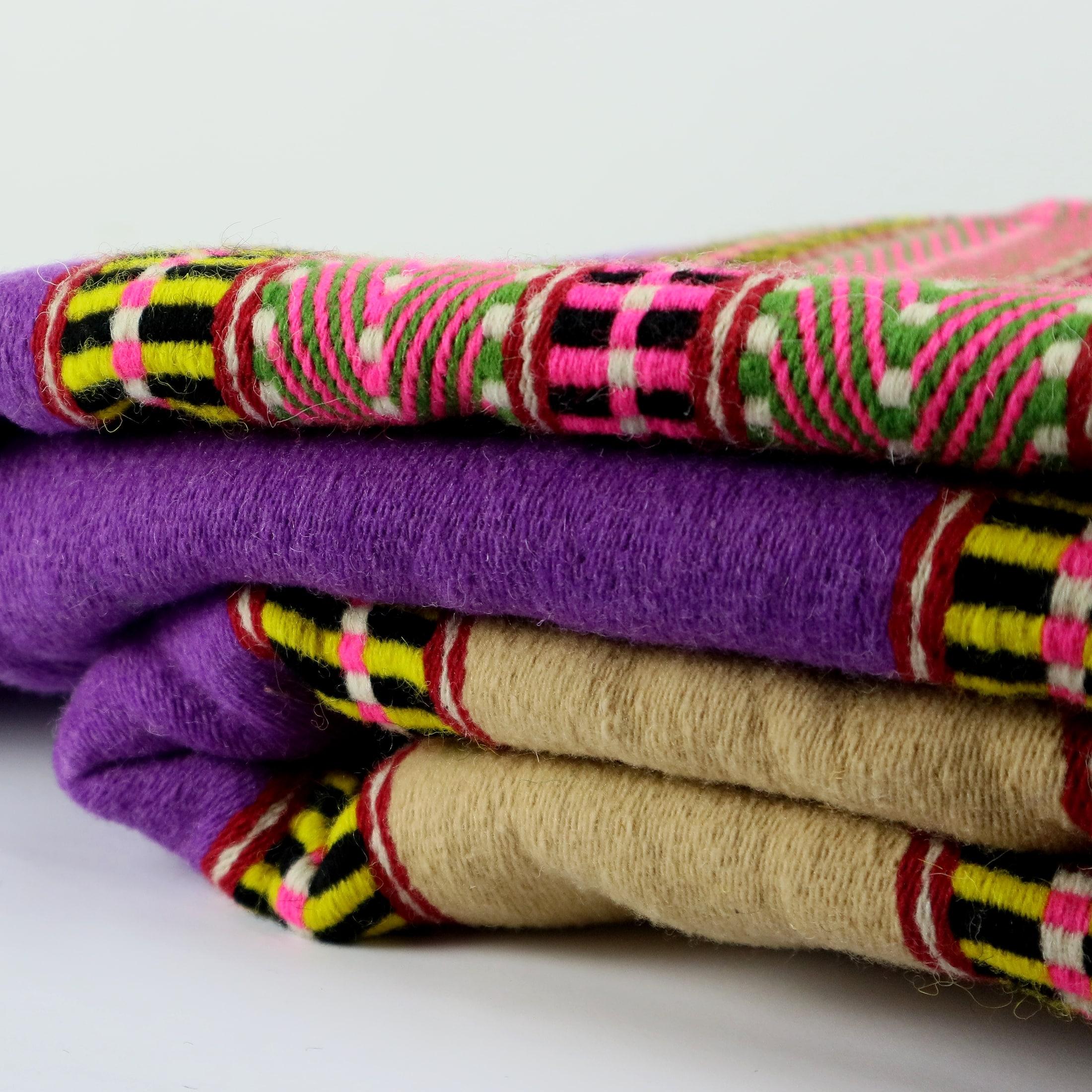 Tapis Menizia #06 ist ein handgewebter Teppich mit einem eklektischen Stil aufgrund seiner einzigartigen Farbe, Muster und Textur. 
Dieser rechteckige, handgewebte Teppich hat eine violette Farbpalette und verspielte Streifen in Gelb, Orange und