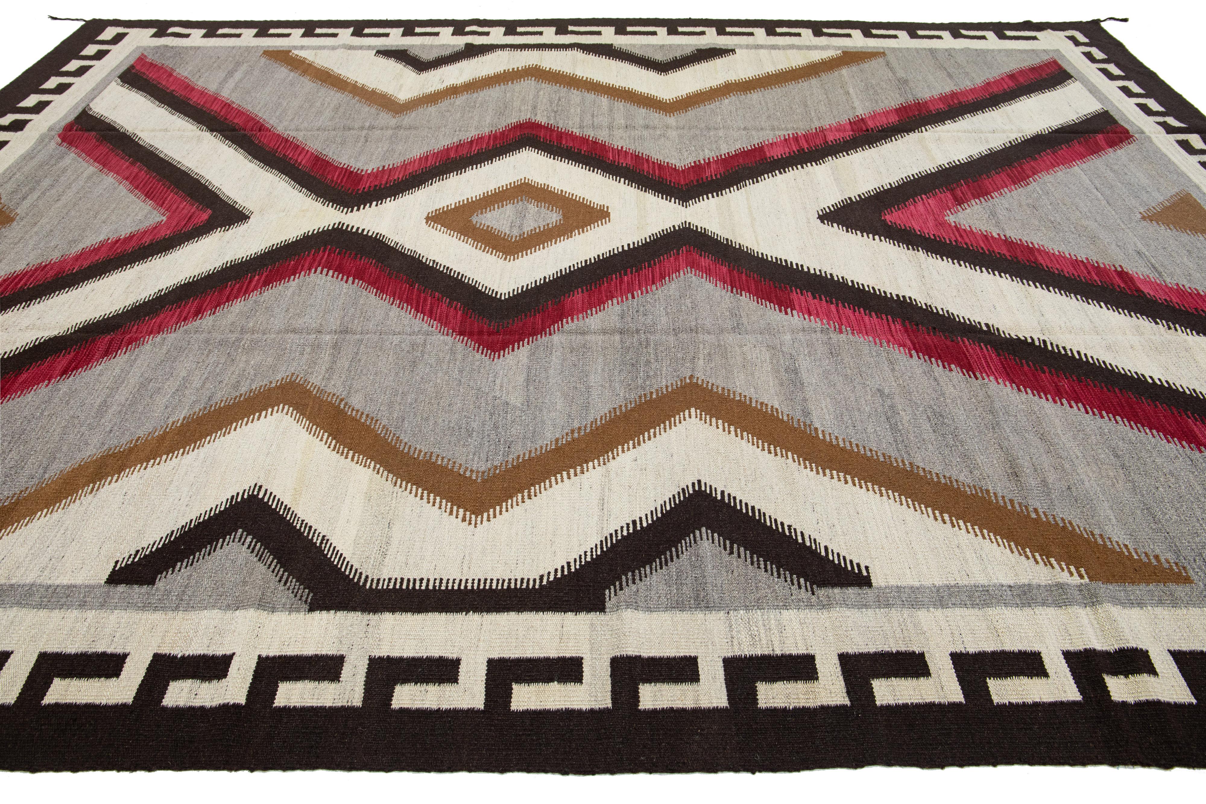 Geometric Modern Flat-Weave Navajo Style Wool Rug In Gray In New Condition For Sale In Norwalk, CT