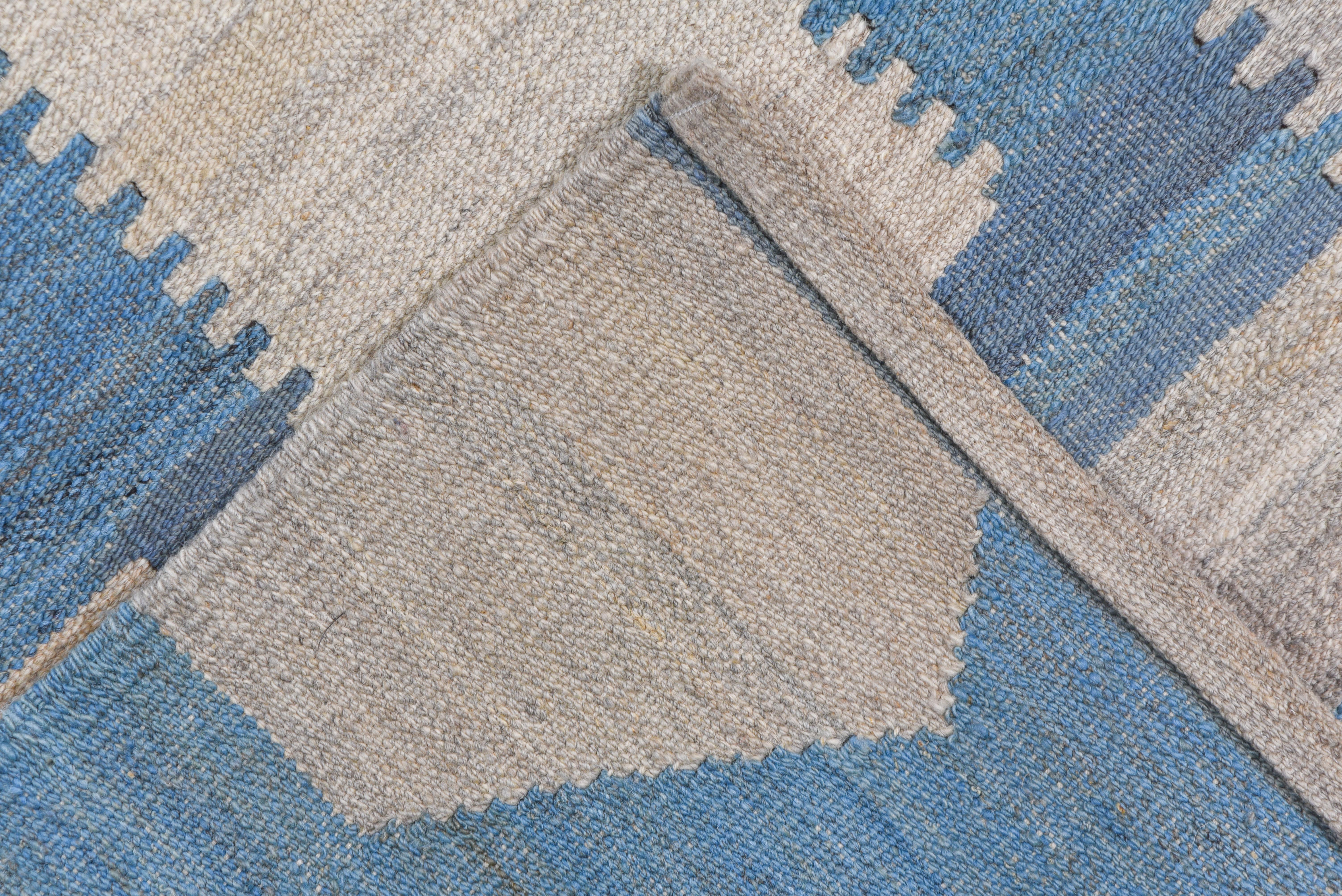Fein gewebter und dünnfloriger Flachgewebe-Teppich, der perfekt für ein Strandhaus geeignet ist. Helle Neutraltöne und Hellblau kontrastieren auf dem Teppich mit verschiedenen Sechsecken, Quadraten und abstrakten Formen.