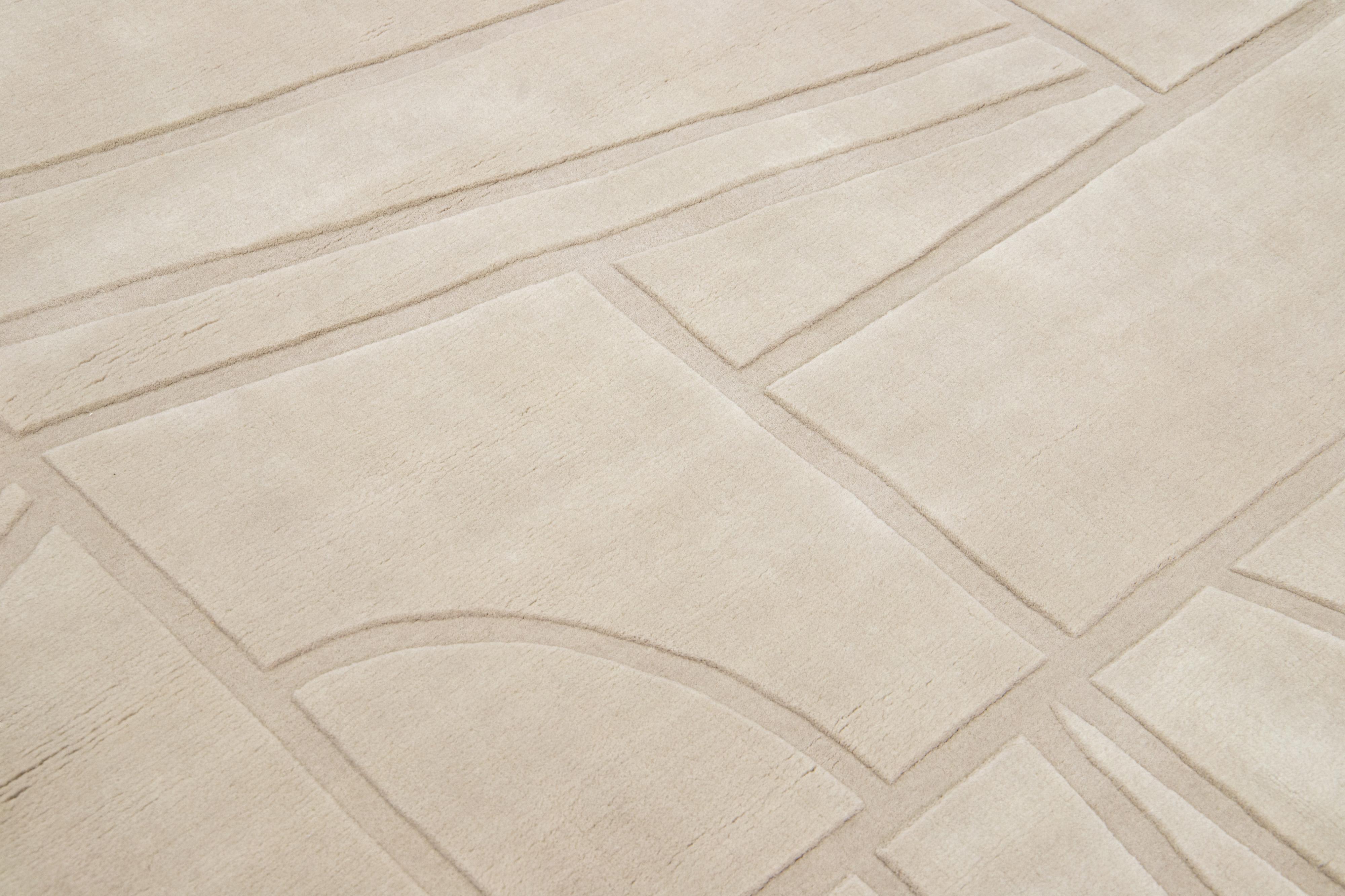 Geometrischer moderner handgewobener Wollteppich in brauner Farbe (Handgewebt) im Angebot