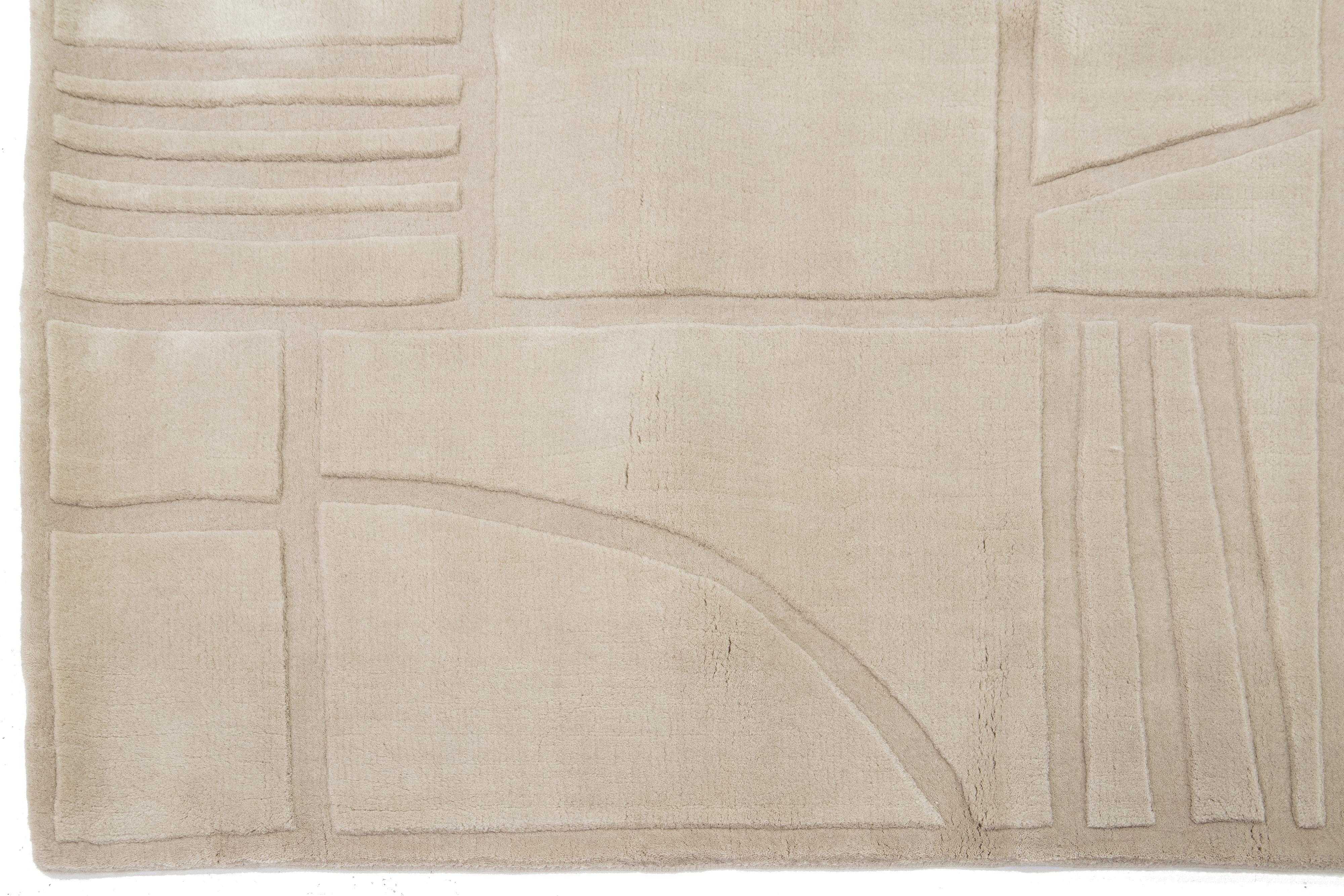 Geometrischer moderner handgewobener Wollteppich in brauner Farbe (21. Jahrhundert und zeitgenössisch) im Angebot