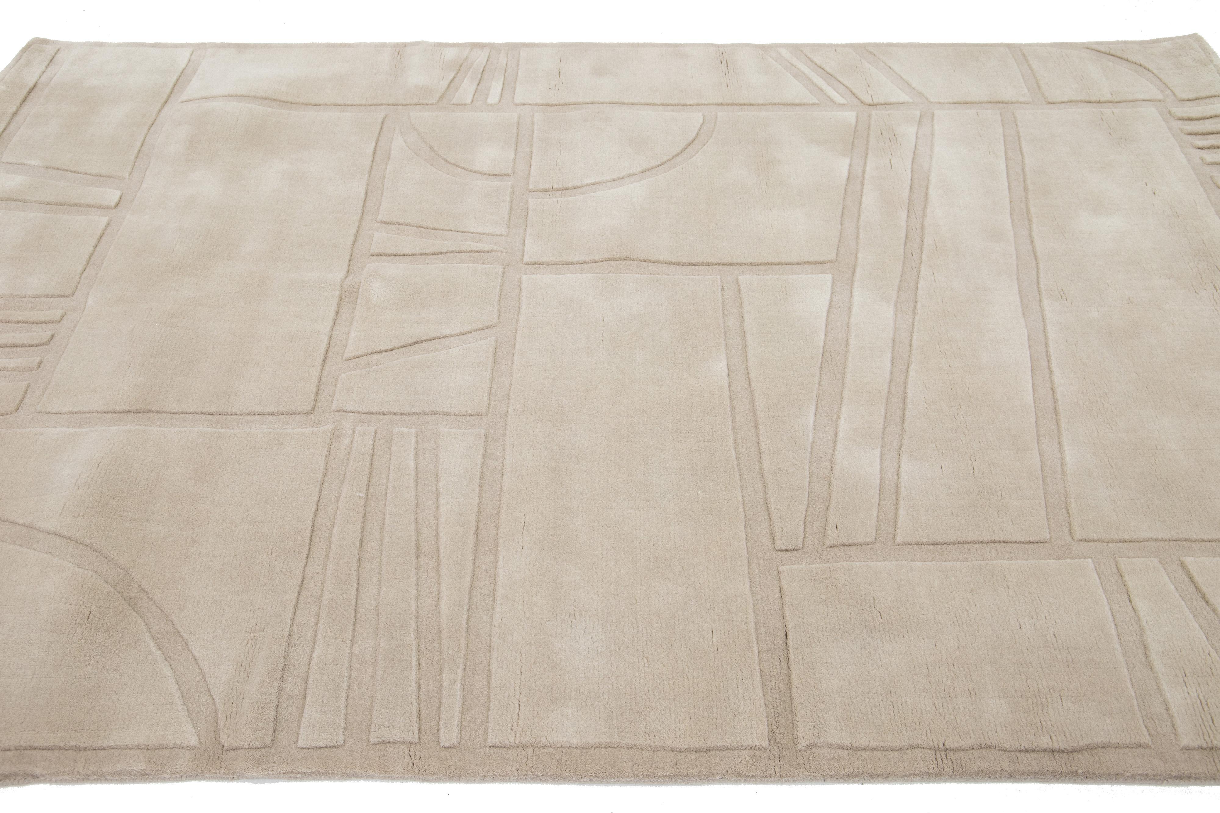 Geometrischer moderner handgewobener Wollteppich in brauner Farbe (Wolle) im Angebot