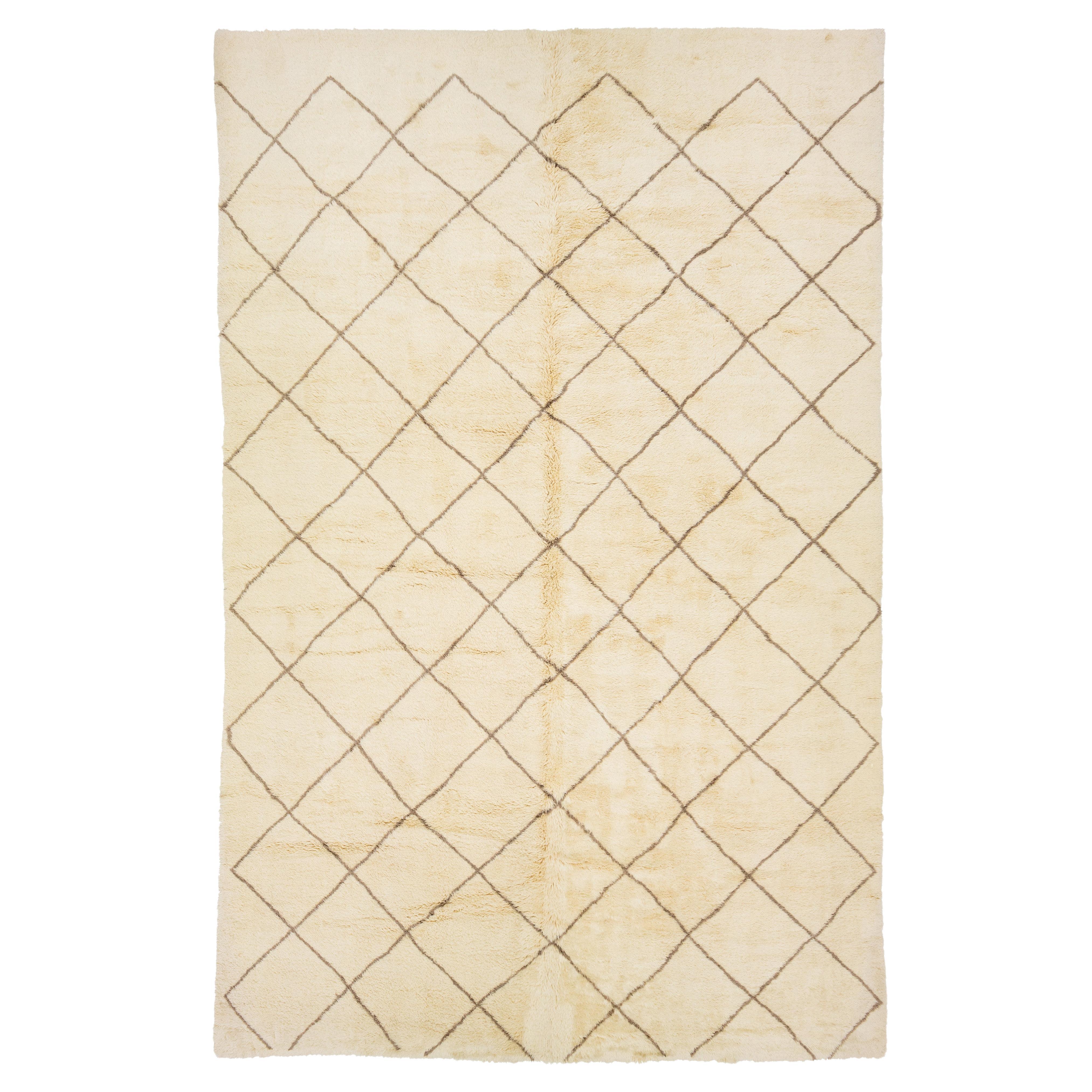 Geometrischer moderner elfenbeinfarbener Wollteppich im marokkanischen Stil mit Stammesmuster