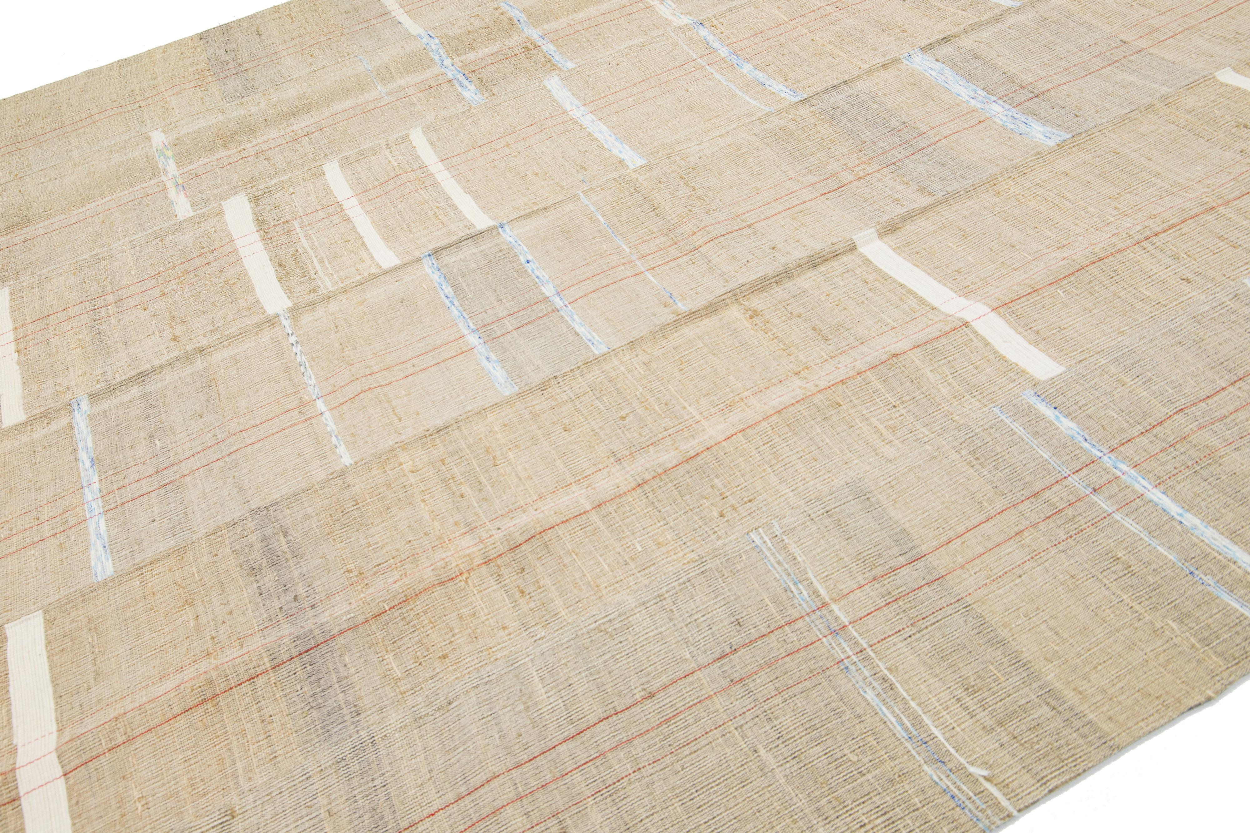 Kilim Tapis kilim moderne géométrique tissé à plat en laine beige     en vente