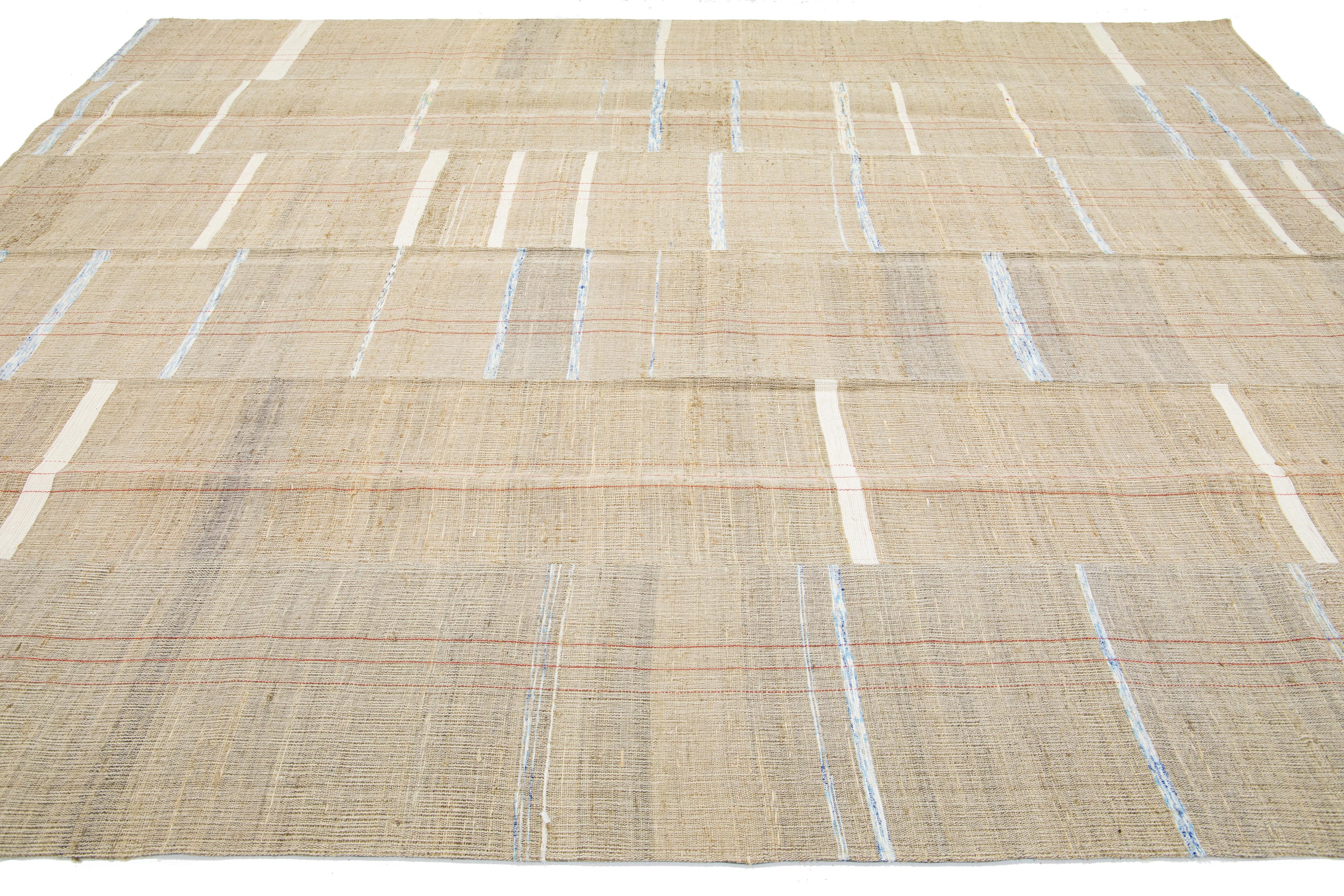 Indien Tapis kilim moderne géométrique tissé à plat en laine beige     en vente