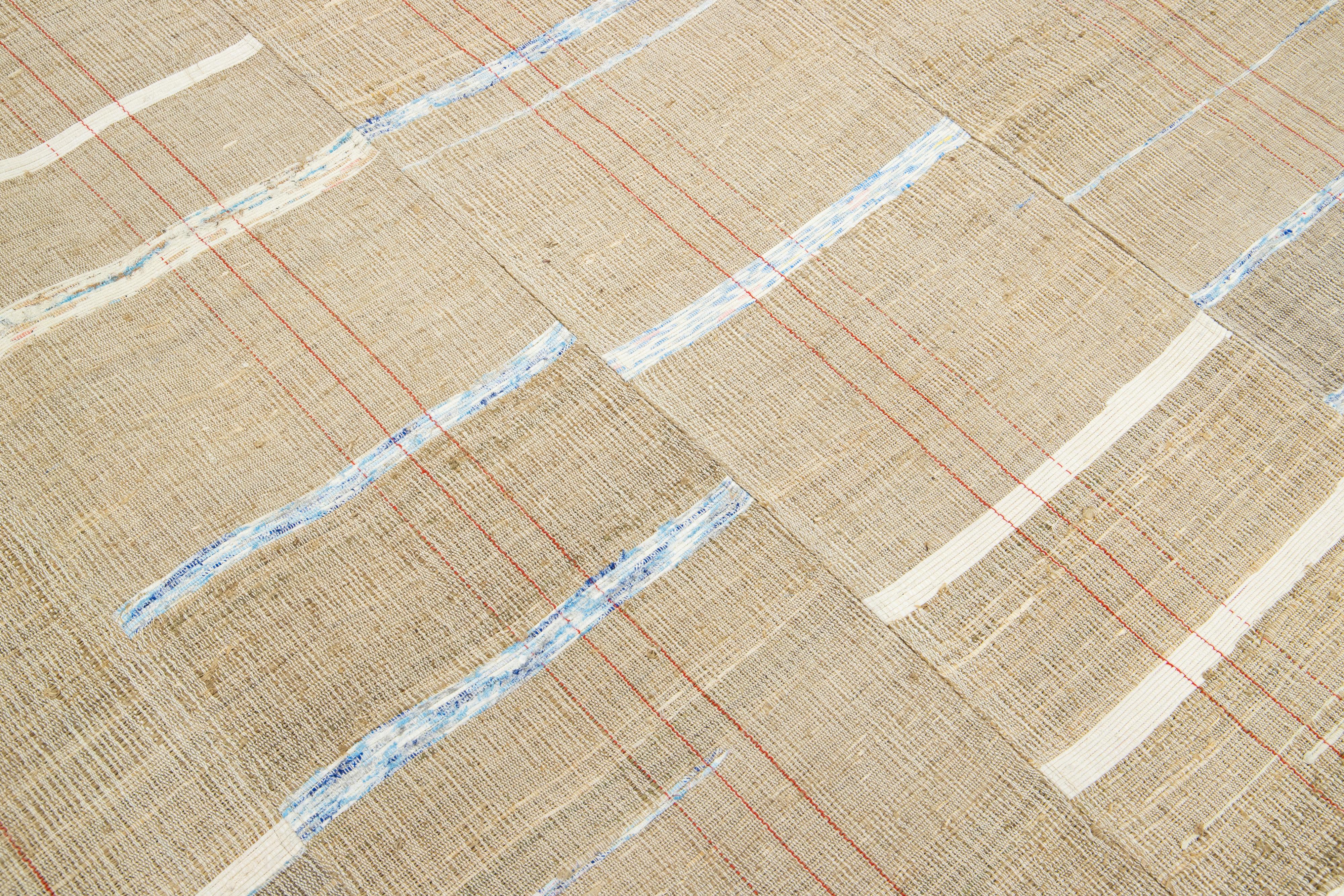 XXIe siècle et contemporain Tapis kilim moderne géométrique tissé à plat en laine beige     en vente