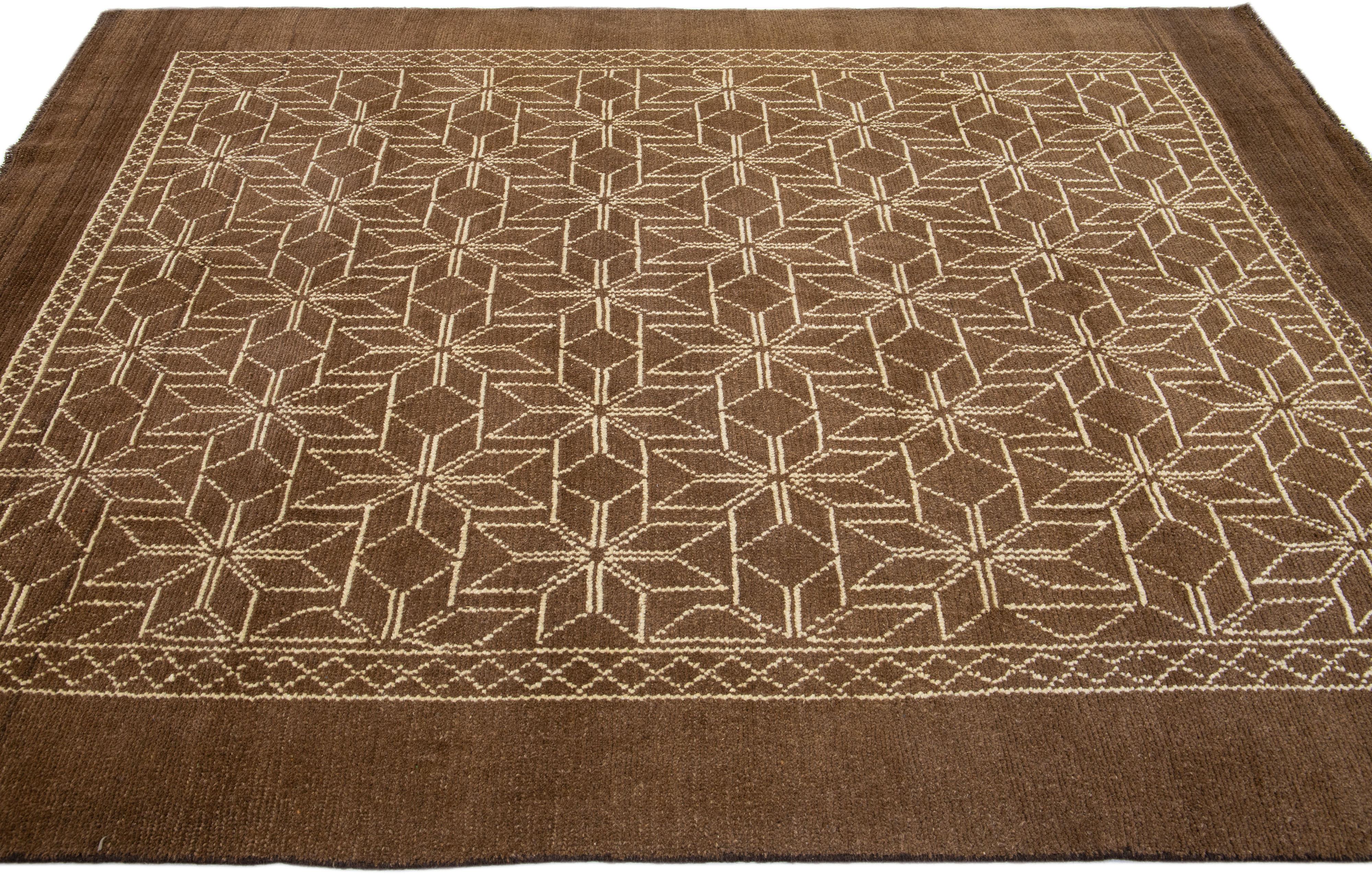 Annodato a mano Tappeto geometrico moderno in stile marocchino fatto a mano in lana marrone di Apadana in vendita