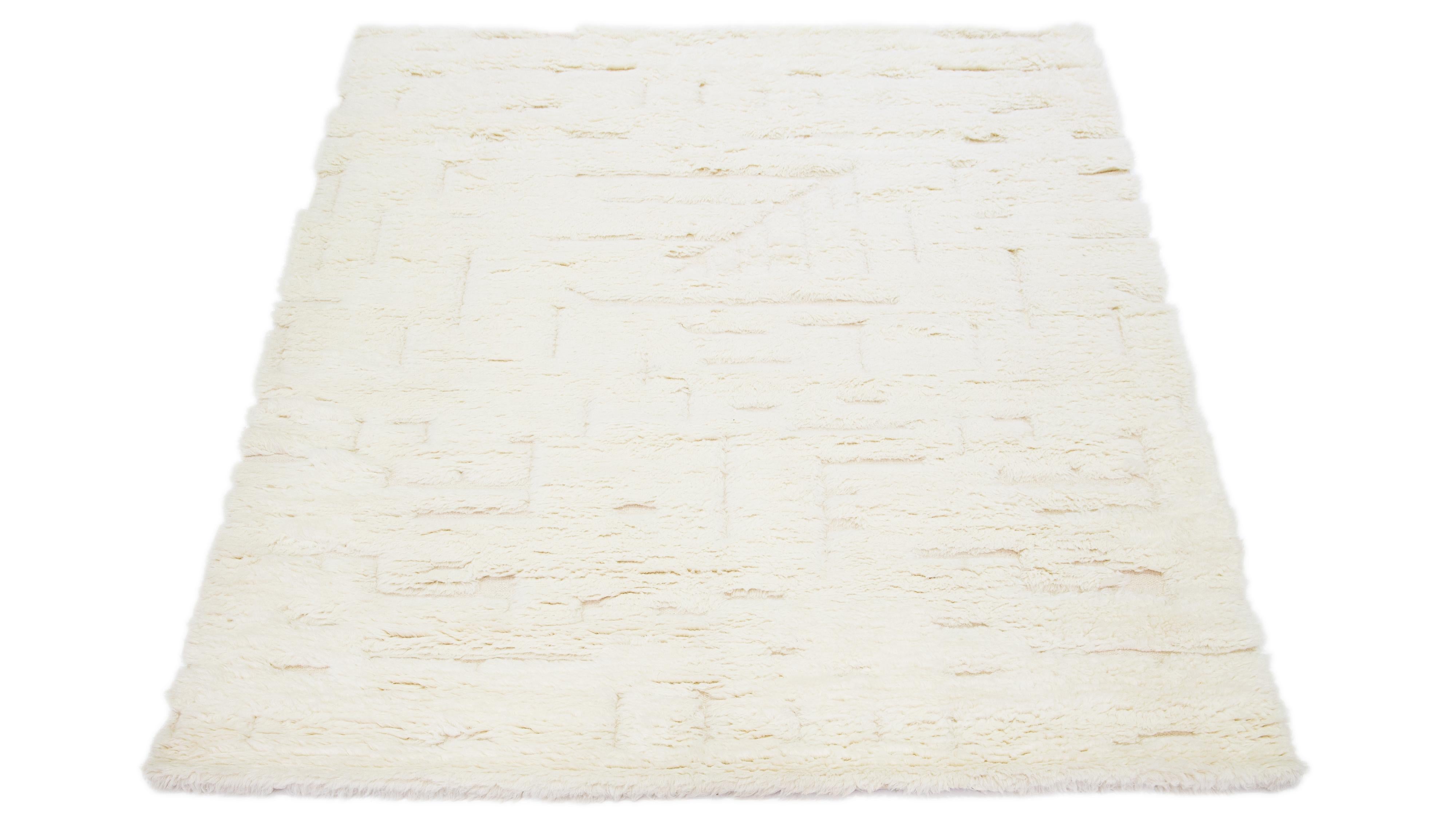 Schöner moderner, handgeknüpfter Wollteppich im marokkanischen Stil mit elfenbeinfarbenem Feld. Dieser Teppich gehört zur Safi Collection'S von Apadana und zeichnet sich durch ein geometrisches Muster aus.

Dieser Teppich misst 8' x 10'

Unsere