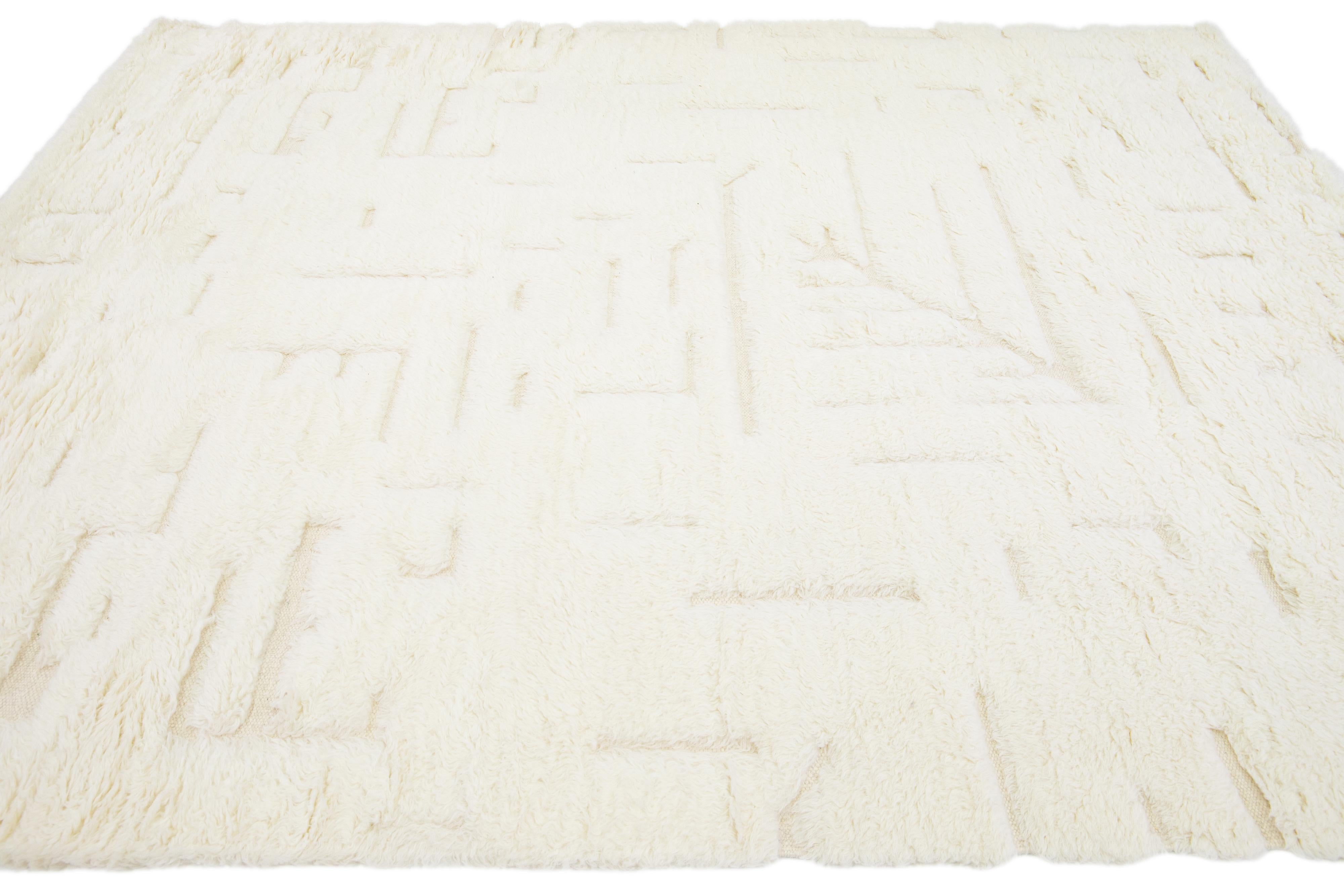 Tapis en laine ivoire de style marocain géométrique et moderne fait à la main par Apadana Neuf - En vente à Norwalk, CT
