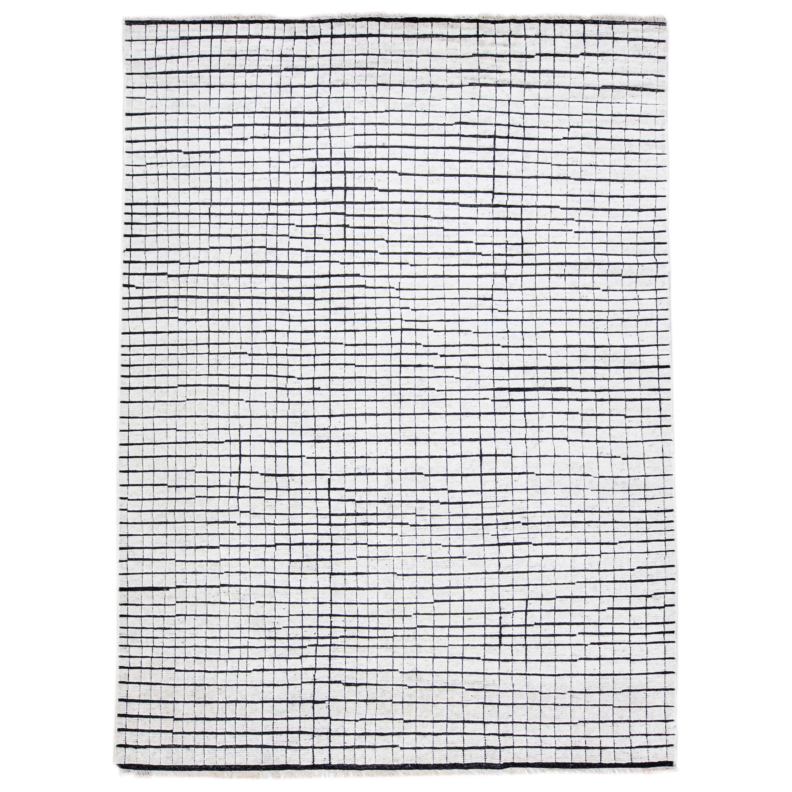 Tappeto geometrico moderno in stile marocchino bianco e nero fatto a mano in lana