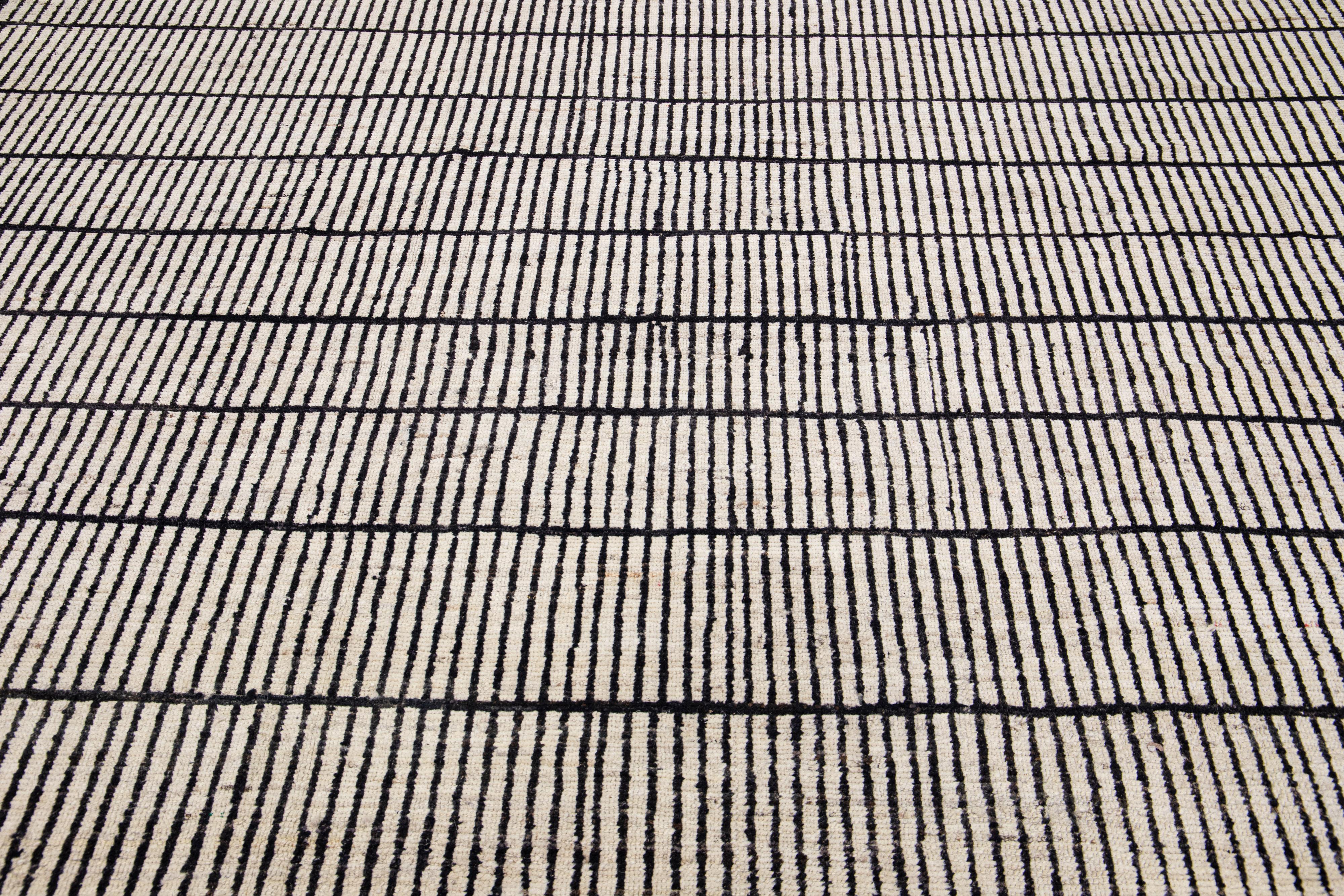 Geometrischer moderner Wollteppich im marokkanischen Stil, handgefertigt in Beige im Zustand „Neu“ im Angebot in Norwalk, CT