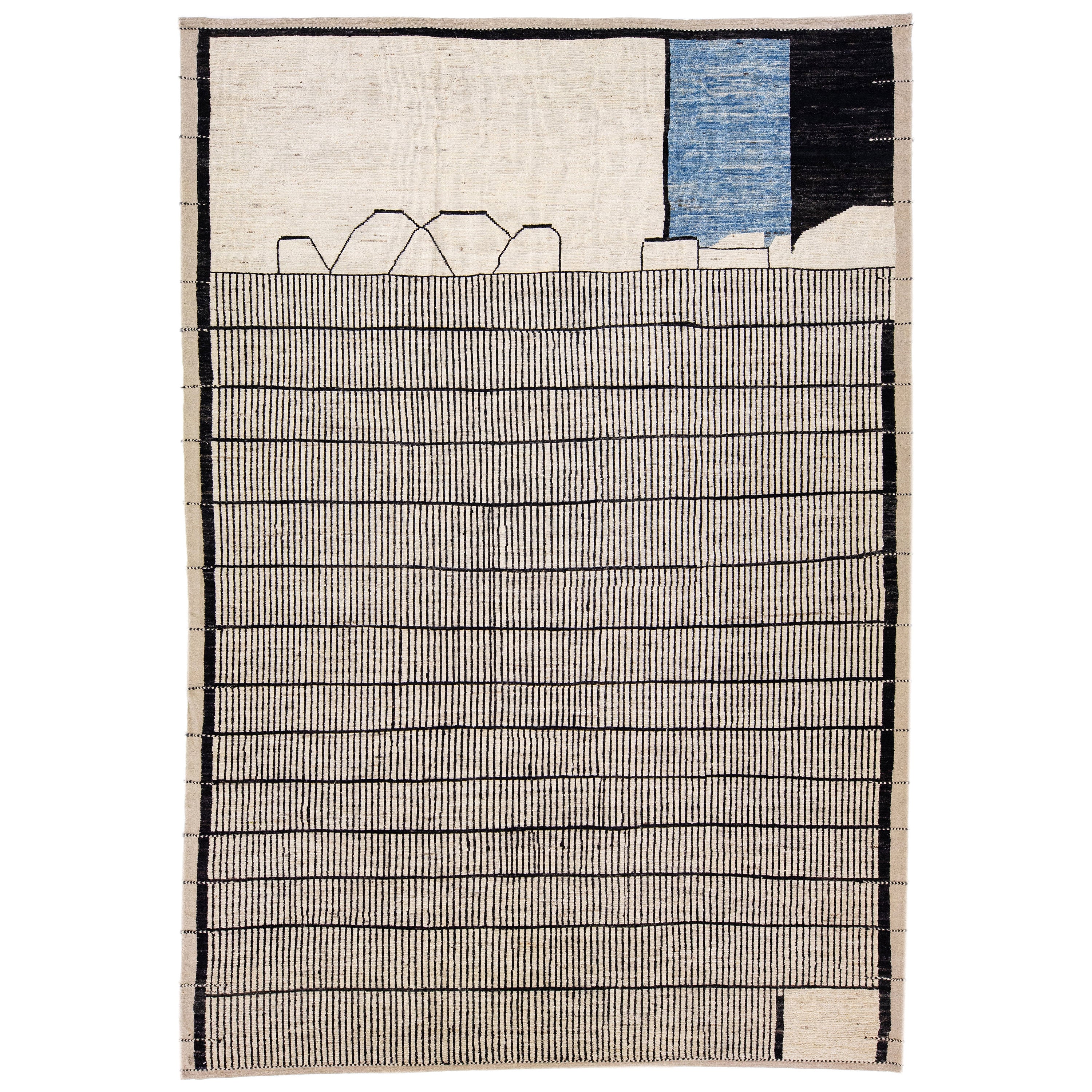 Tapis en laine géométrique et moderne de style marocain, fait à la main en beige