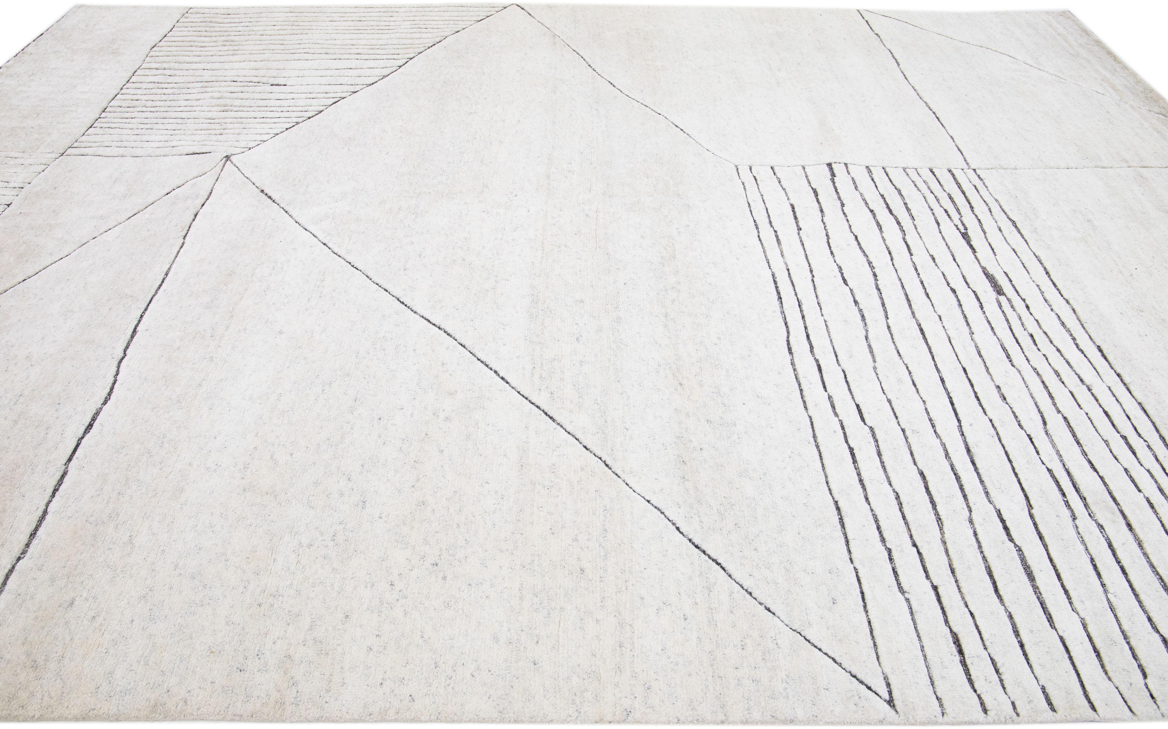 Geometrischer moderner Wollteppich im marokkanischen Stil mit elfenbeinfarbenem Feld von Apadana (Indisch) im Angebot