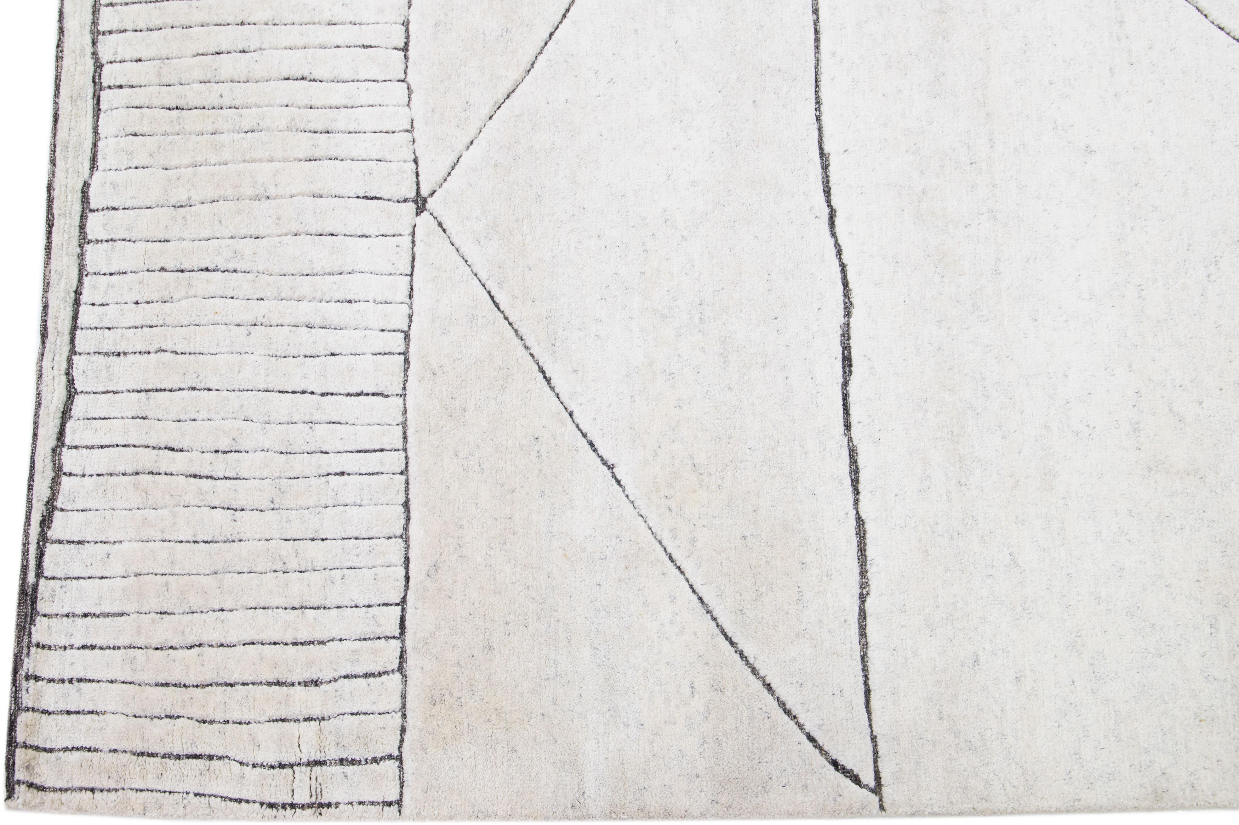 Geometrischer moderner Wollteppich im marokkanischen Stil mit elfenbeinfarbenem Feld von Apadana (Handgeknüpft) im Angebot