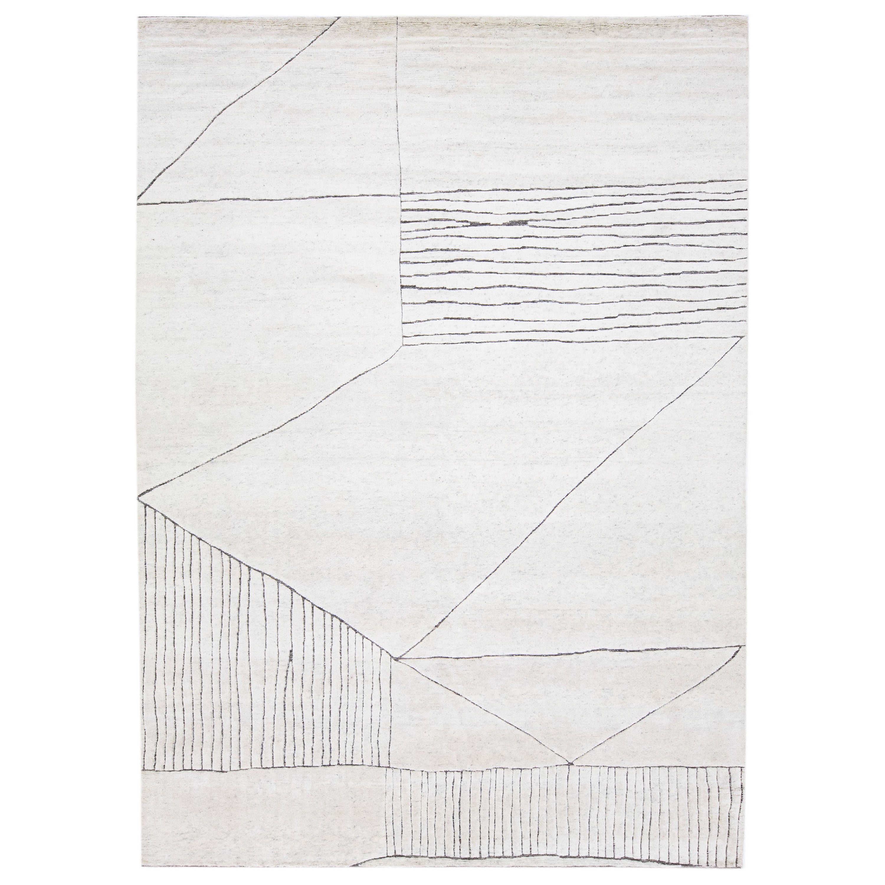 Geometrischer moderner Wollteppich im marokkanischen Stil mit elfenbeinfarbenem Feld von Apadana im Angebot