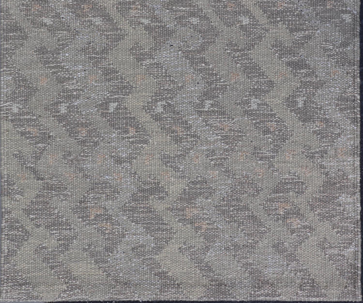 Geometric Modern Scandinavian Flat-Weave Design Rug in Gray And Light Gray Tones In New Condition For Sale In Atlanta, GA