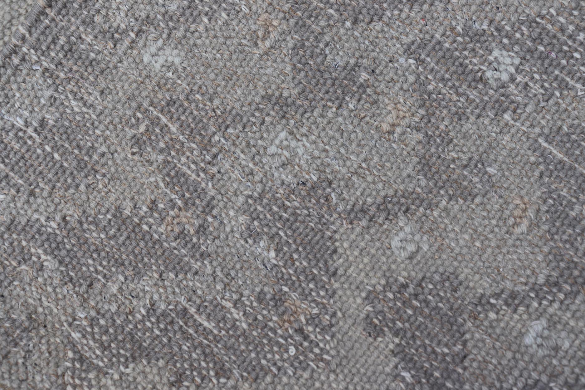 XXI secolo e contemporaneo Tappeto geometrico a trama piatta The Modern Scandinavian nei toni del grigio e grigio chiaro in vendita