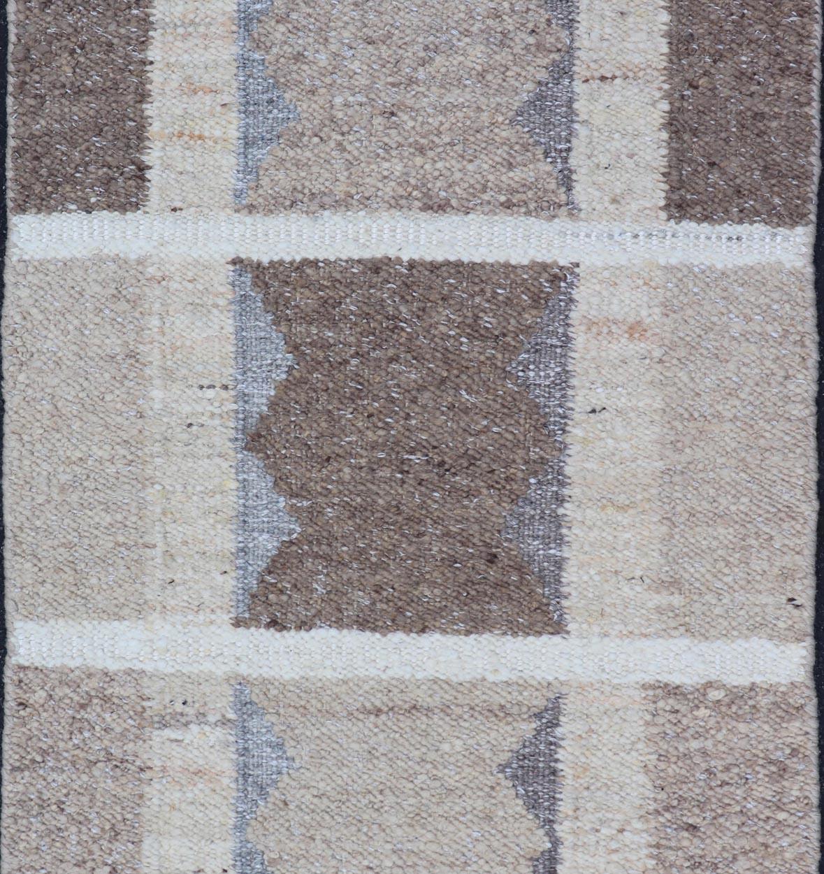 Geometric Modern Scandinavian Flat-Weave Design Rug in Tan, Taupe, and Cream. Keivan Woven Arts / rug RJK-26329-SHB-038-NU, country of origin / type: India / Scandinavian flat-weave, 21st century.
Measures: 3'0 x 5'2 
This Scandinavian flat-weave is