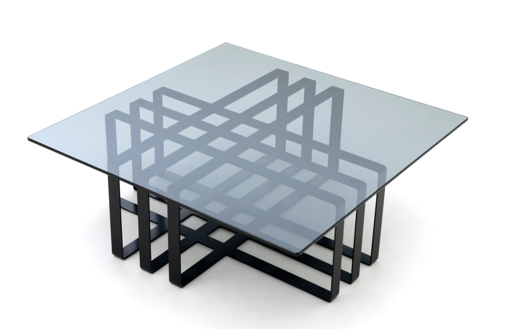 Poudré Table Basse Moderne en Verre avec Cadre Noir Sculptural et Plateau en Verre Fumé en vente