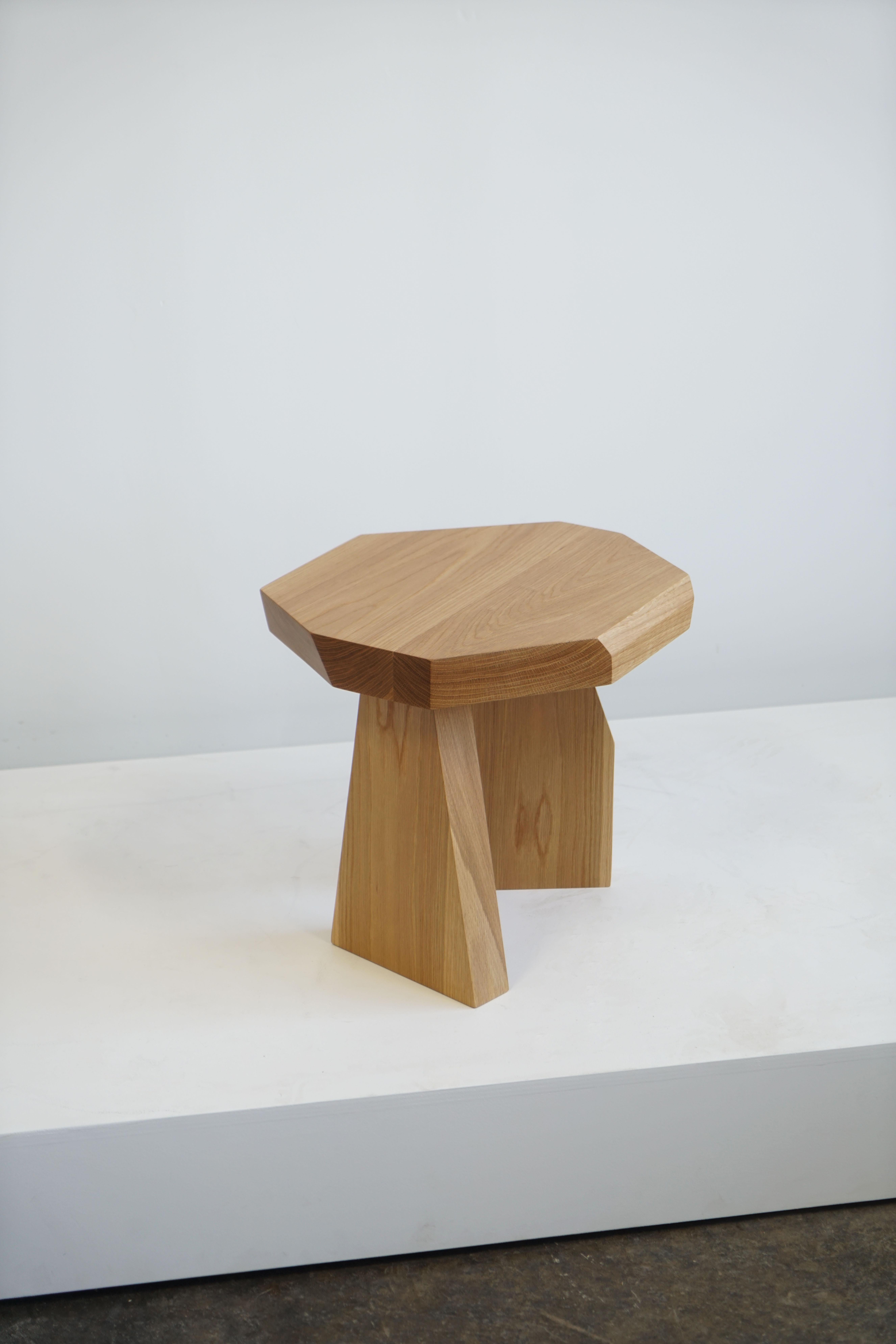 Américain Table d'appoint géométrique et moderne en bois massif de chêne blanc par Last Workshop en vente