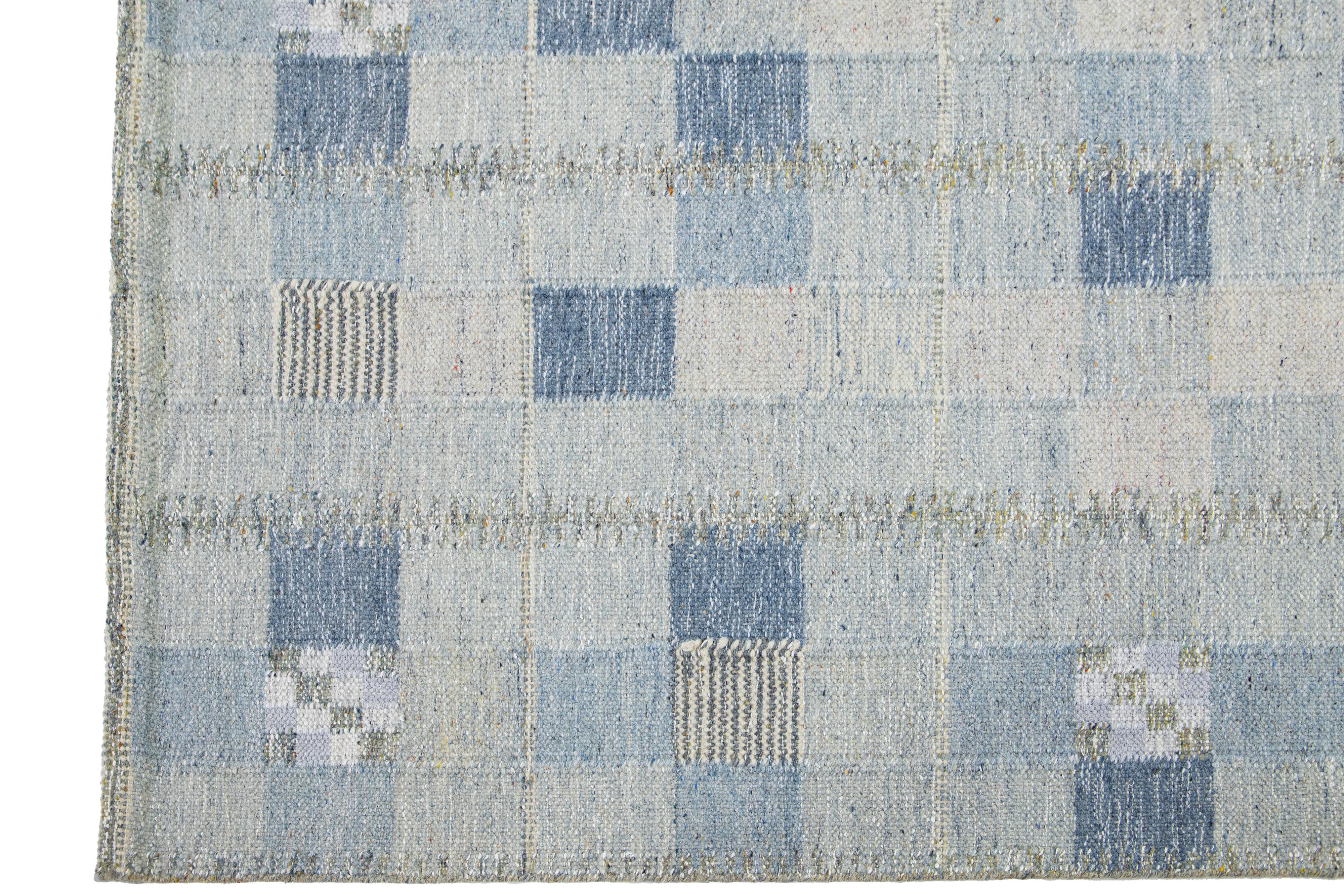 Noué à la main Tapis en laine de style suédois géométrique et moderne gris et bleu  en vente