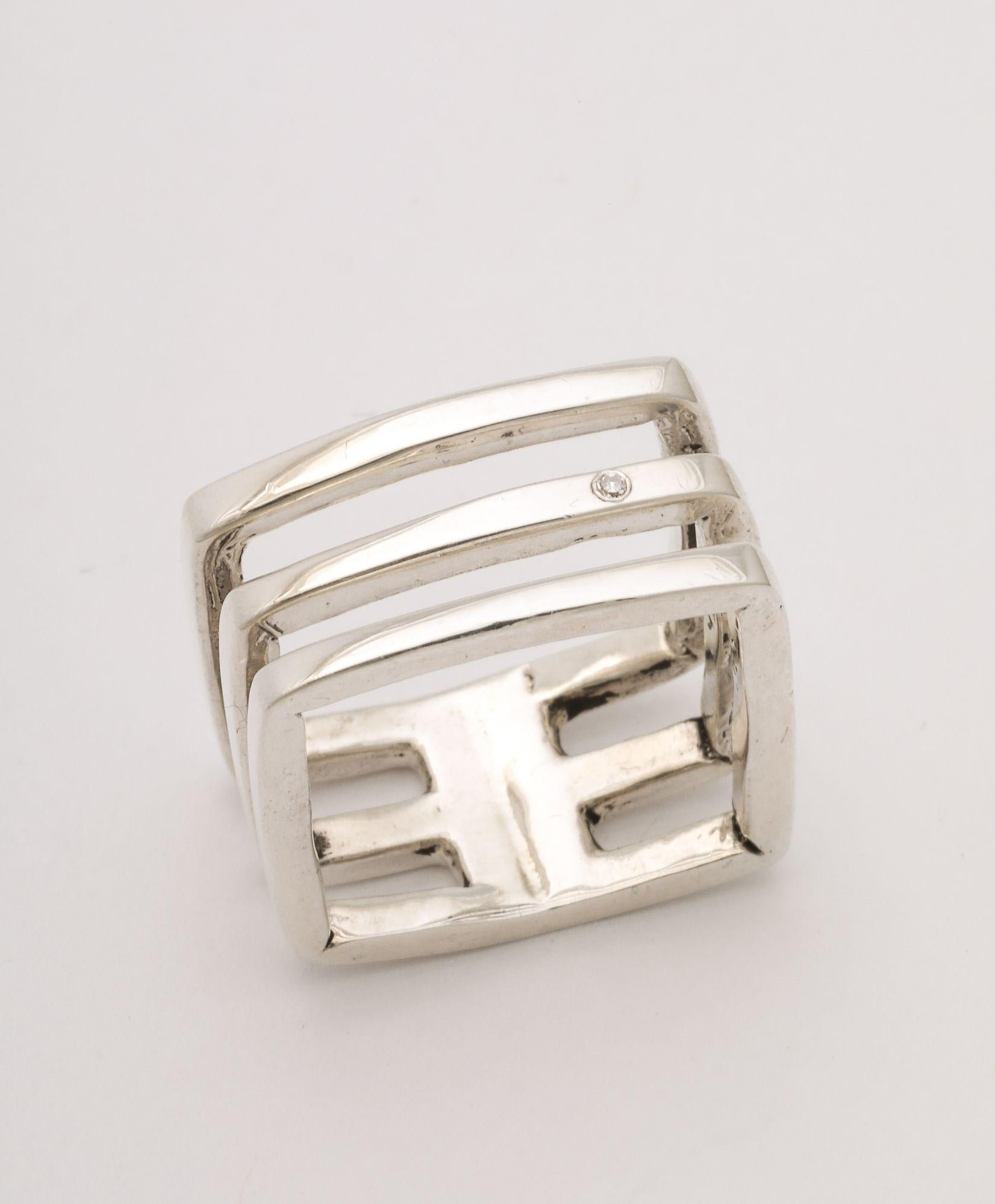 Anillo Geométrico Modernista Cuadrado de Plata de Ley con Diamantes Corte brillante en venta