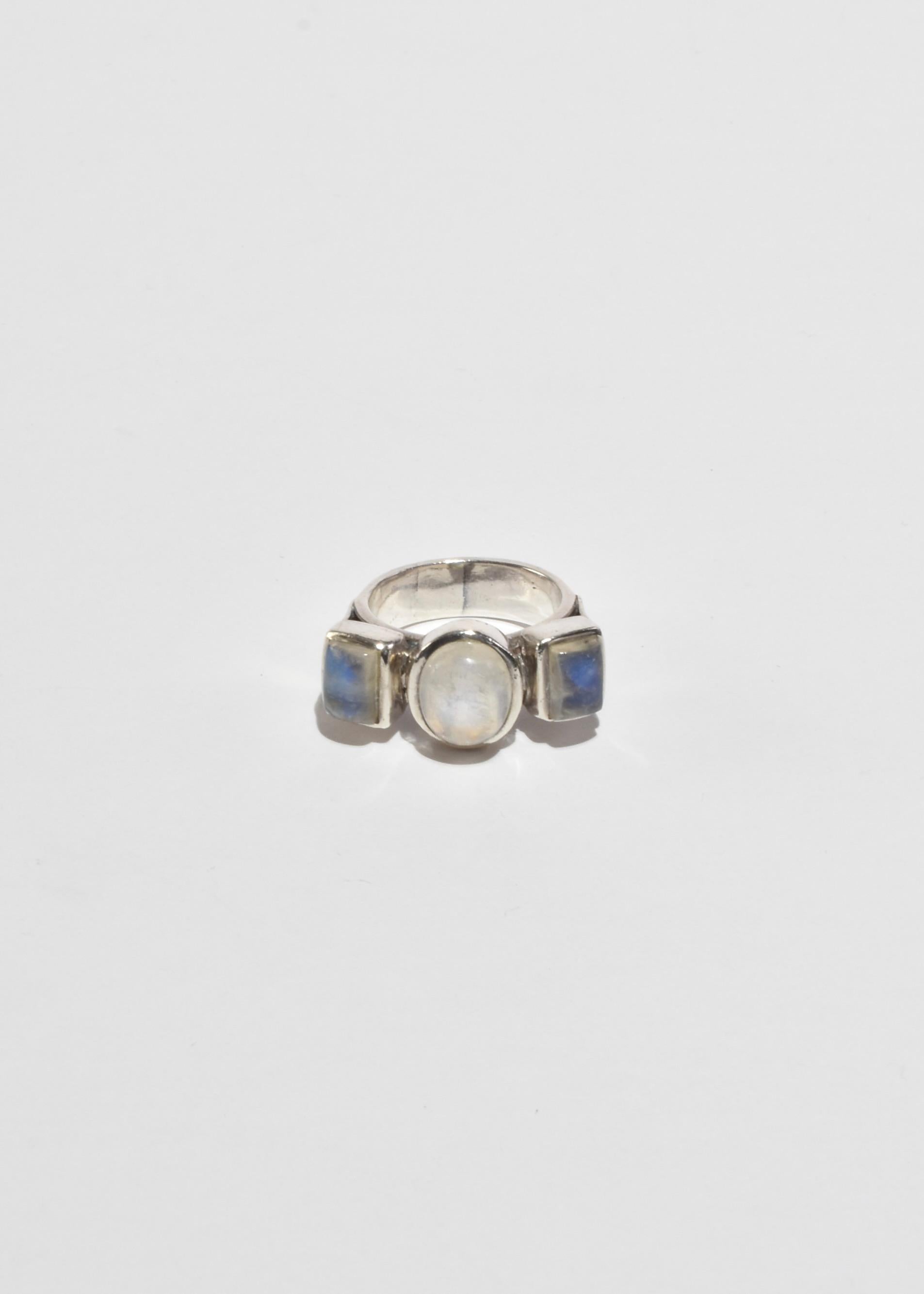 Stunning vintage silver ring with three geometric moonstone cabochons. Stamped 925.

Material: Sterling silver, moonstone.