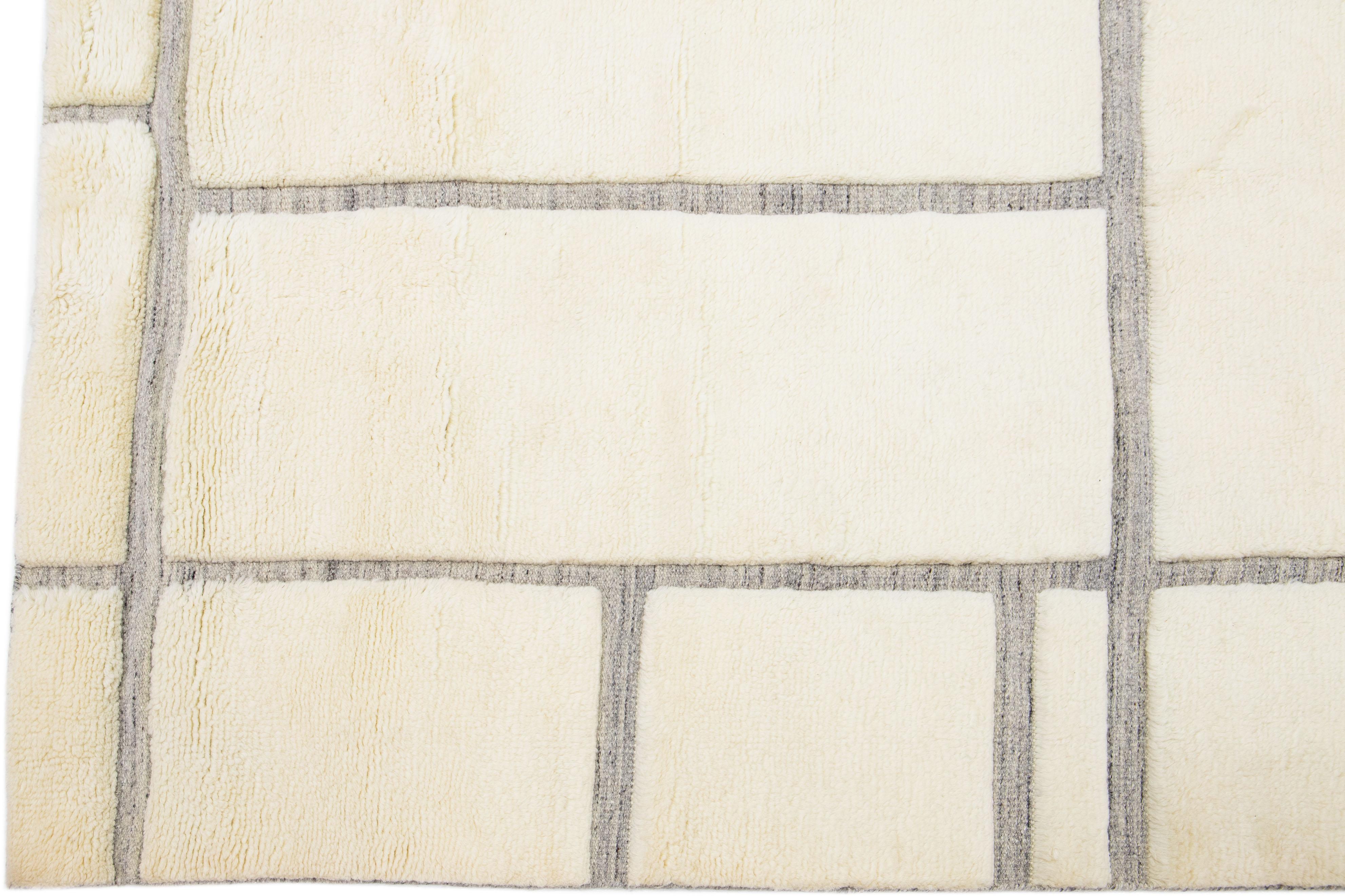 Geometrischer moderner Wollteppich im marokkanischen Stil in Elfenbein (Handgeknüpft) im Angebot