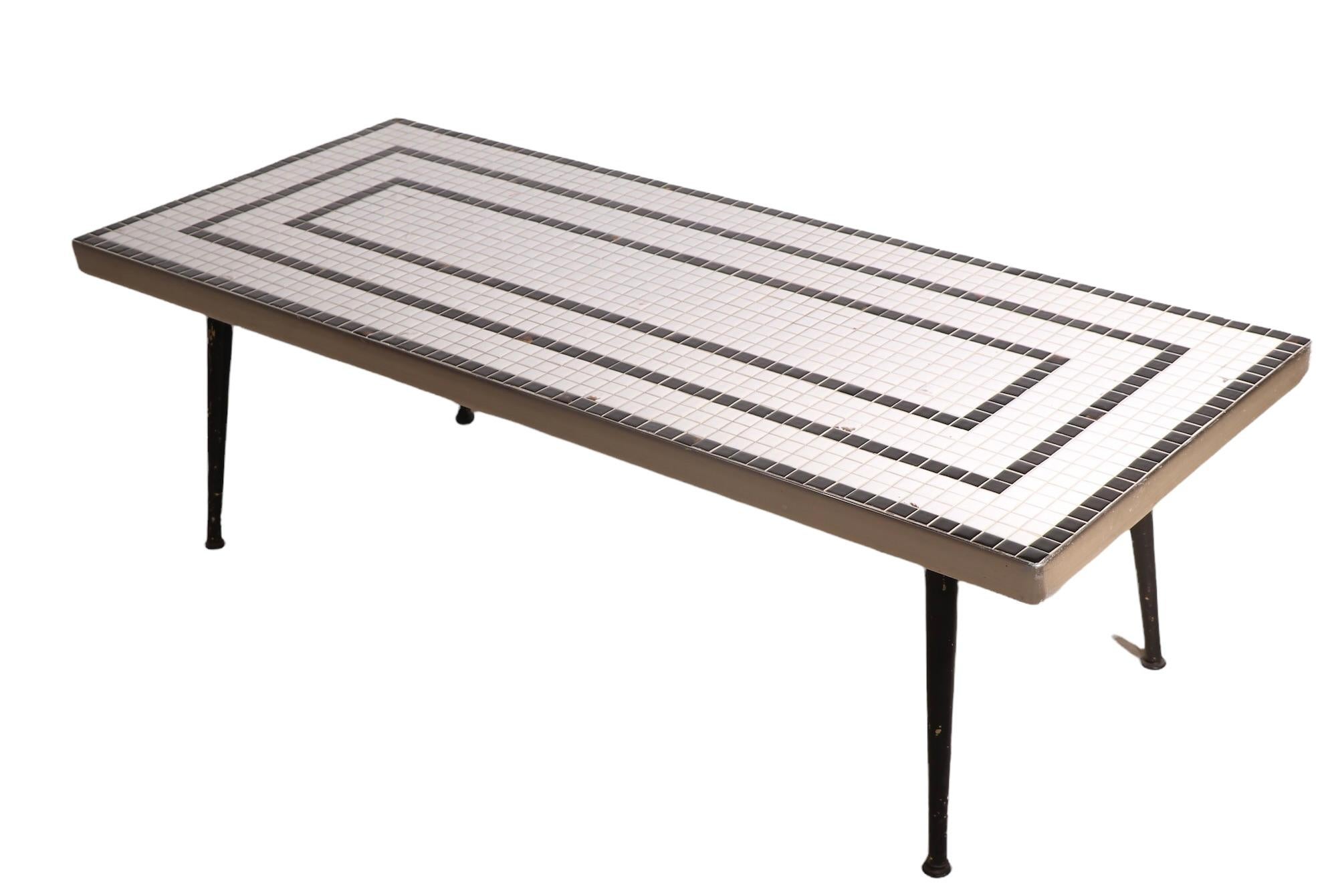 Américain Table géométrique en mosaïque avec plateau en carreaux de Gordon et Jane Martz pour Marshall Industries en vente