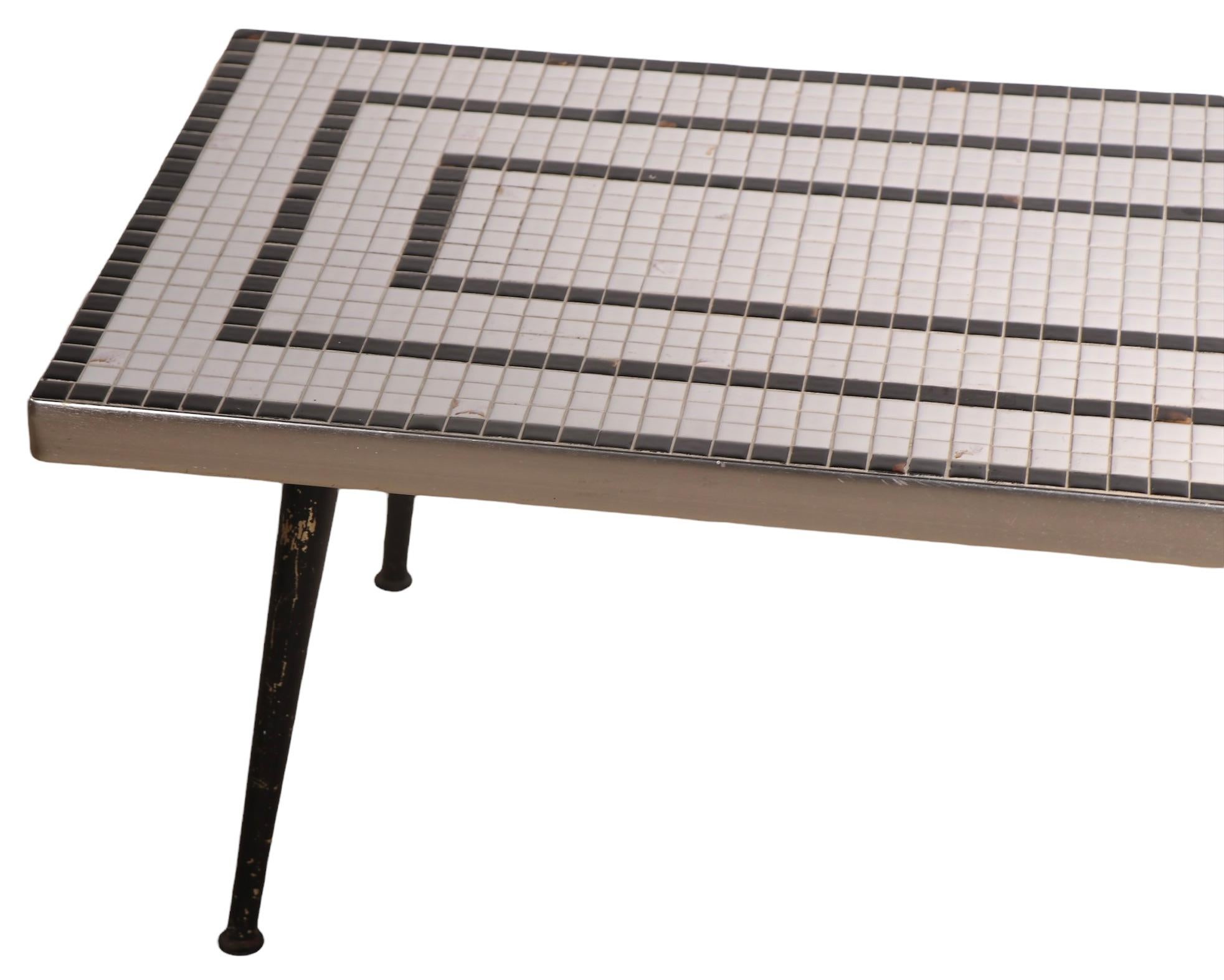 20ième siècle Table géométrique en mosaïque avec plateau en carreaux de Gordon et Jane Martz pour Marshall Industries en vente