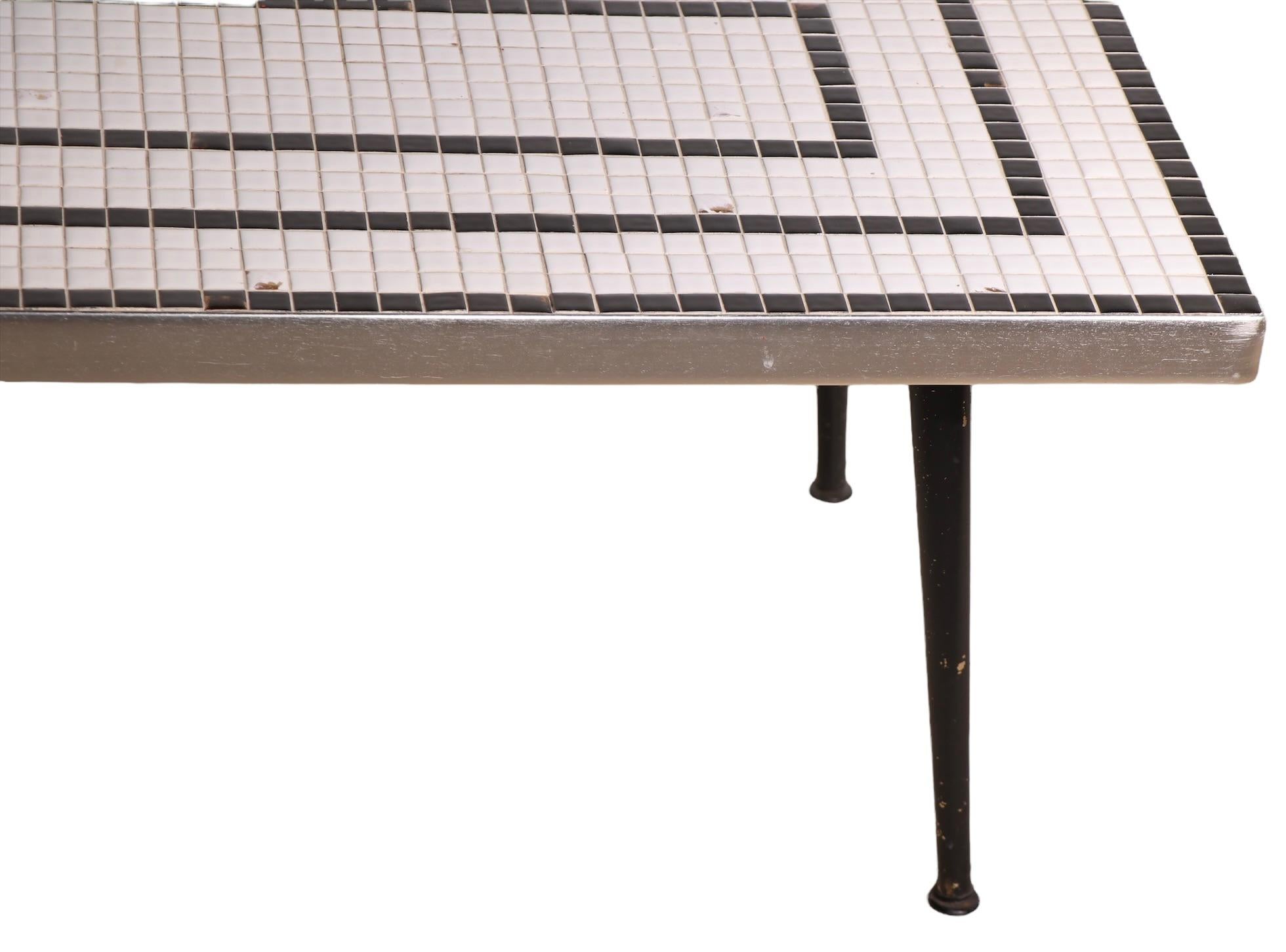 Aluminium Table géométrique en mosaïque avec plateau en carreaux de Gordon et Jane Martz pour Marshall Industries en vente