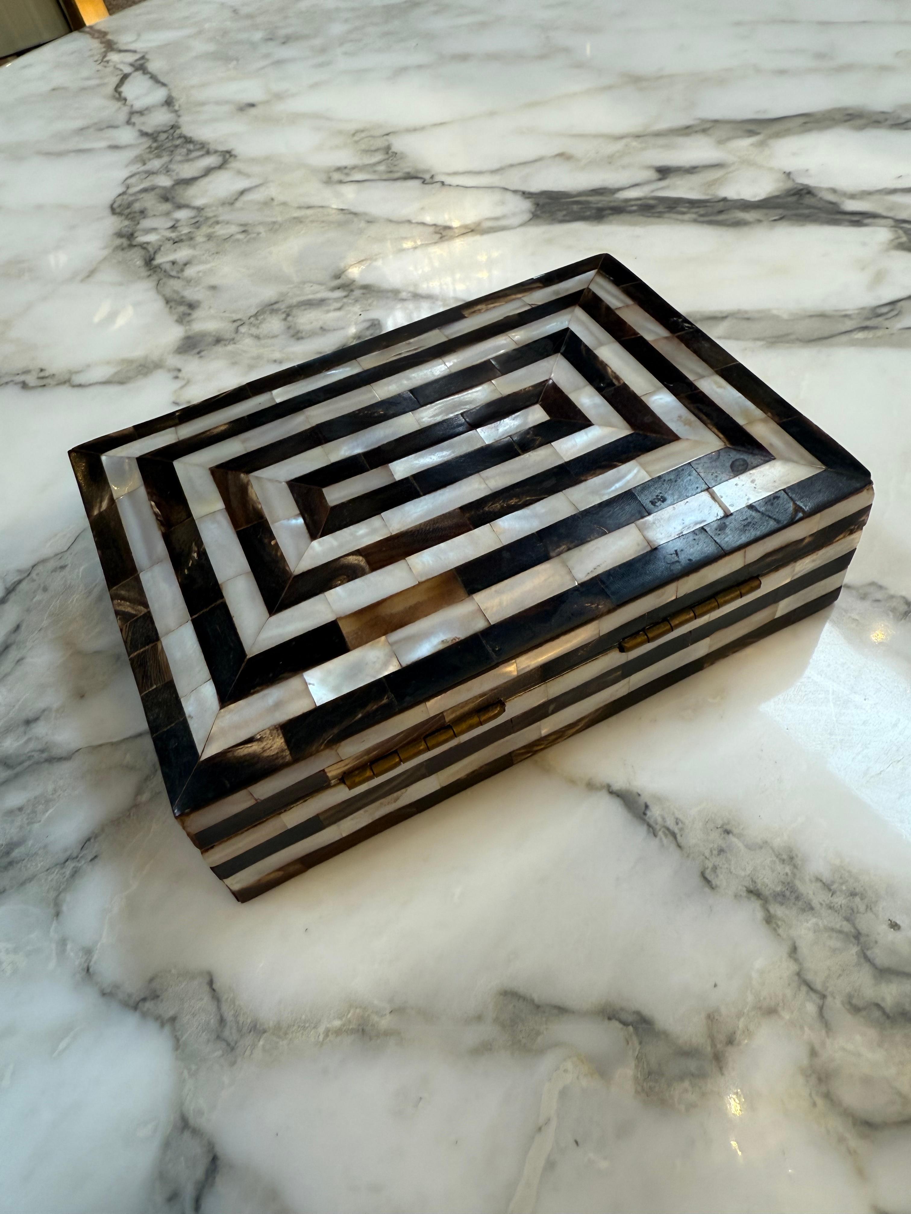 Geometric Mother-of-Pearl and Horn Inlay Decorative Box In Good Condition For Sale In Los Angeles, CA