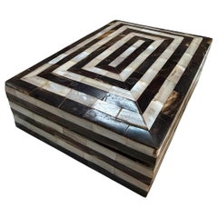 Caja decorativa con incrustaciones geométricas de nácar y cuerno
