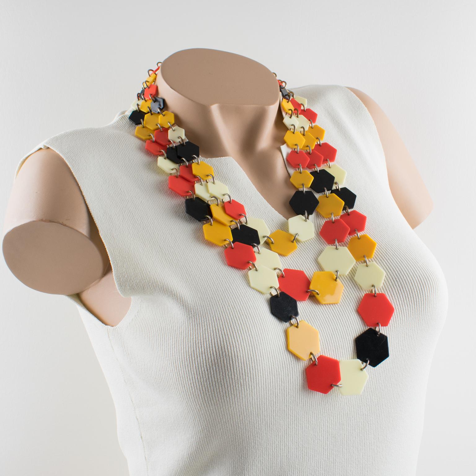 Collana geometrica a più fili in lucite arancione, nera e bianca In condizioni ottime in vendita a Atlanta, GA