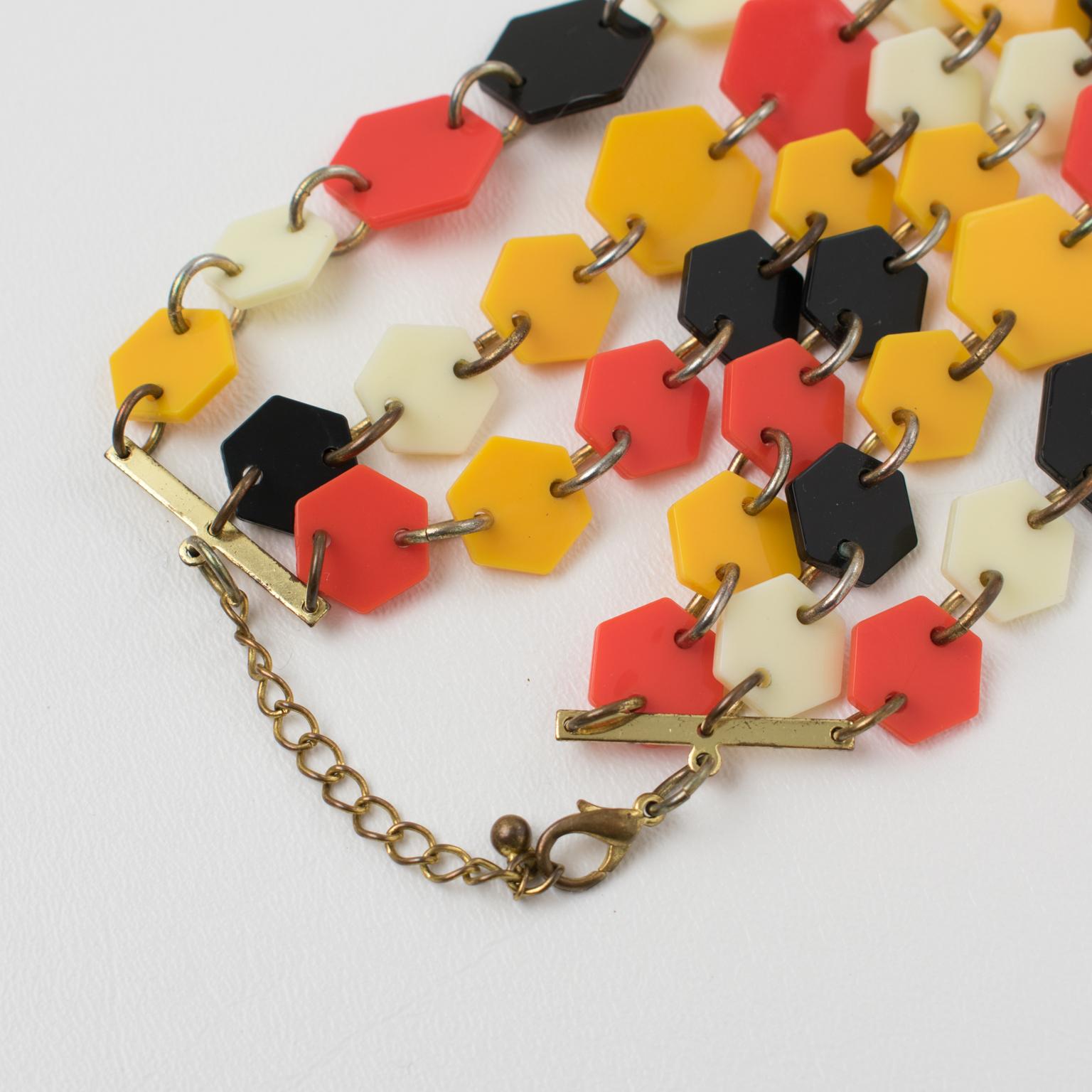 Geometrische mehrreihige orangefarbene, schwarze und weiße Lucite-Halskette im Angebot 1