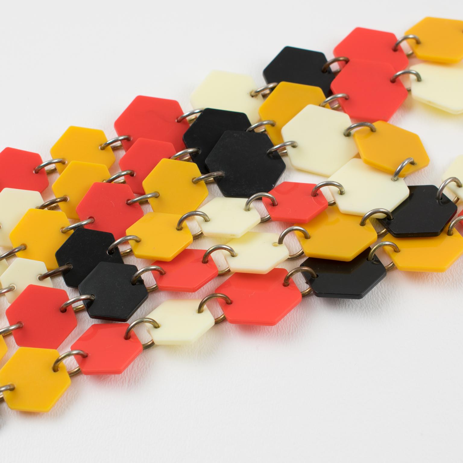 Collana geometrica a più fili in lucite arancione, nera e bianca in vendita 2