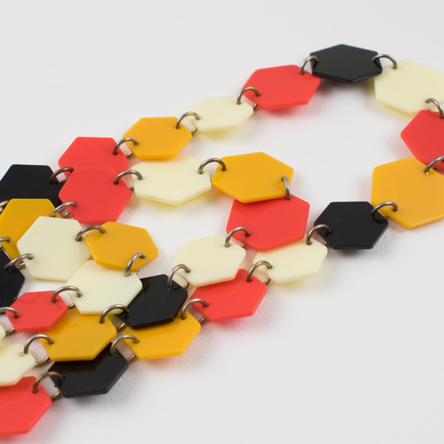 Geometrische mehrreihige orangefarbene, schwarze und weiße Lucite-Halskette im Angebot 3