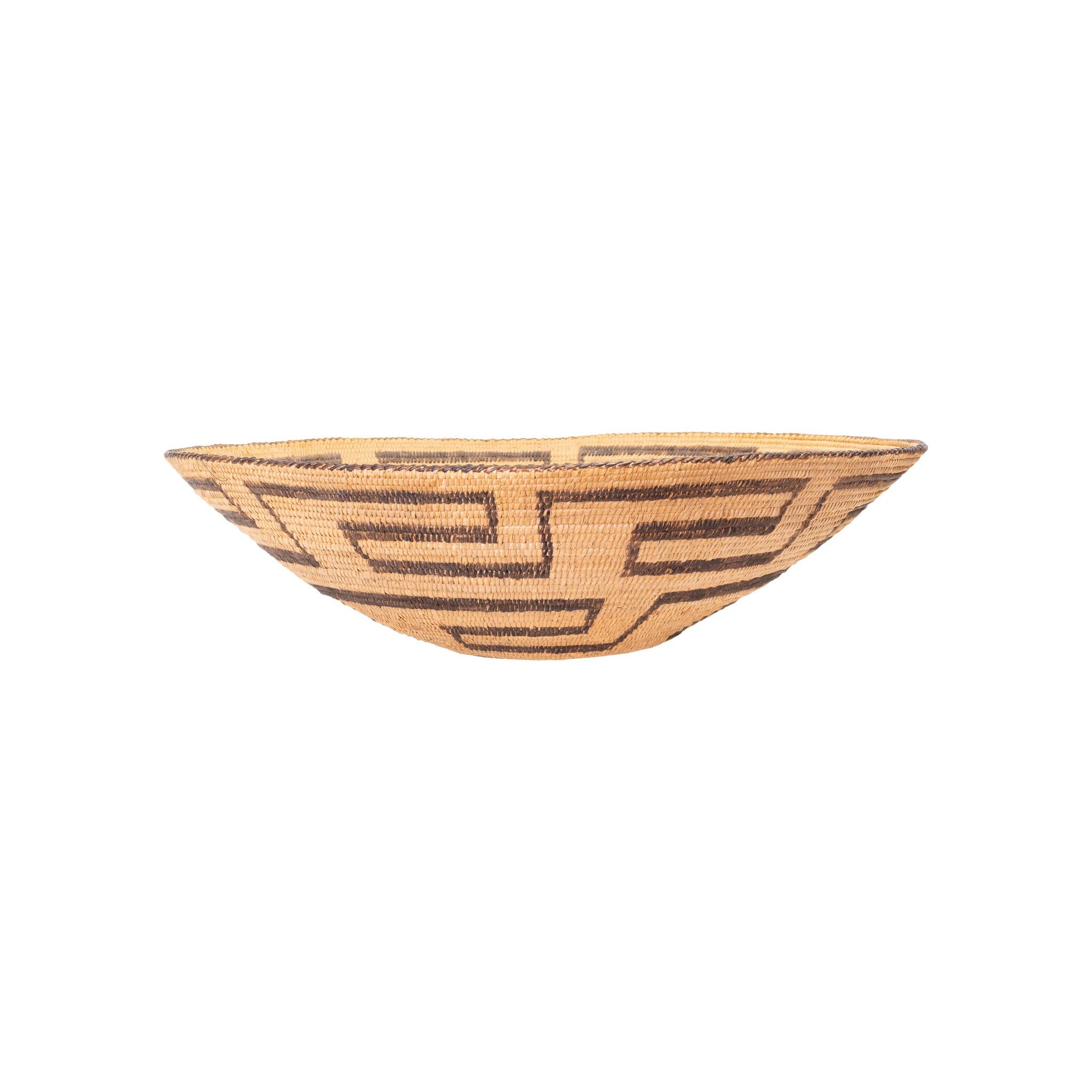 Large Pima tray/bowl with geometric design and dark center. Very nice tray with little, if any wear. 

Period: First quarter 20th century
Origin: Pima
Size: 6