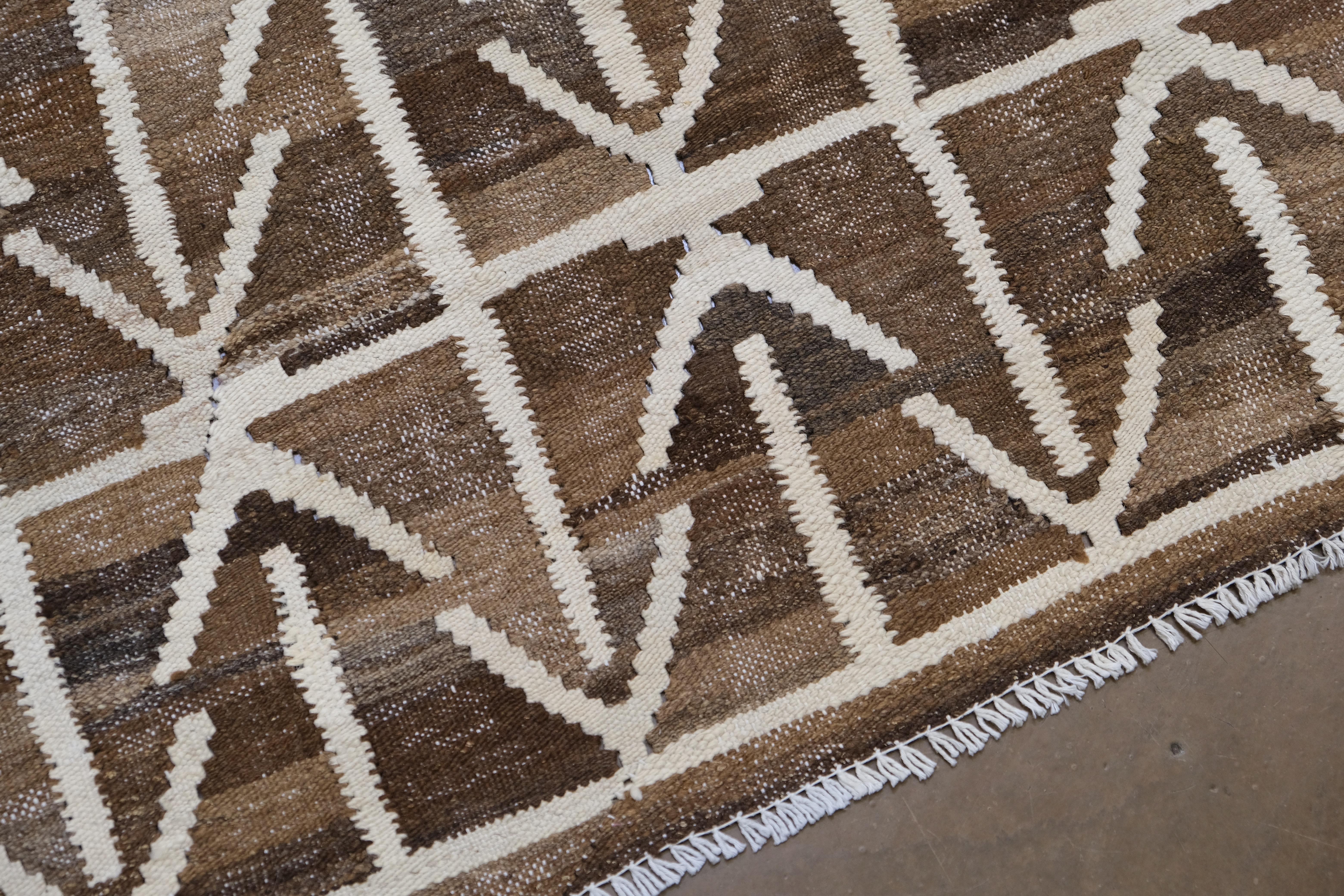 Pakistanais Kilim géométrique en laine naturelle 10'2''x12'3'' en vente