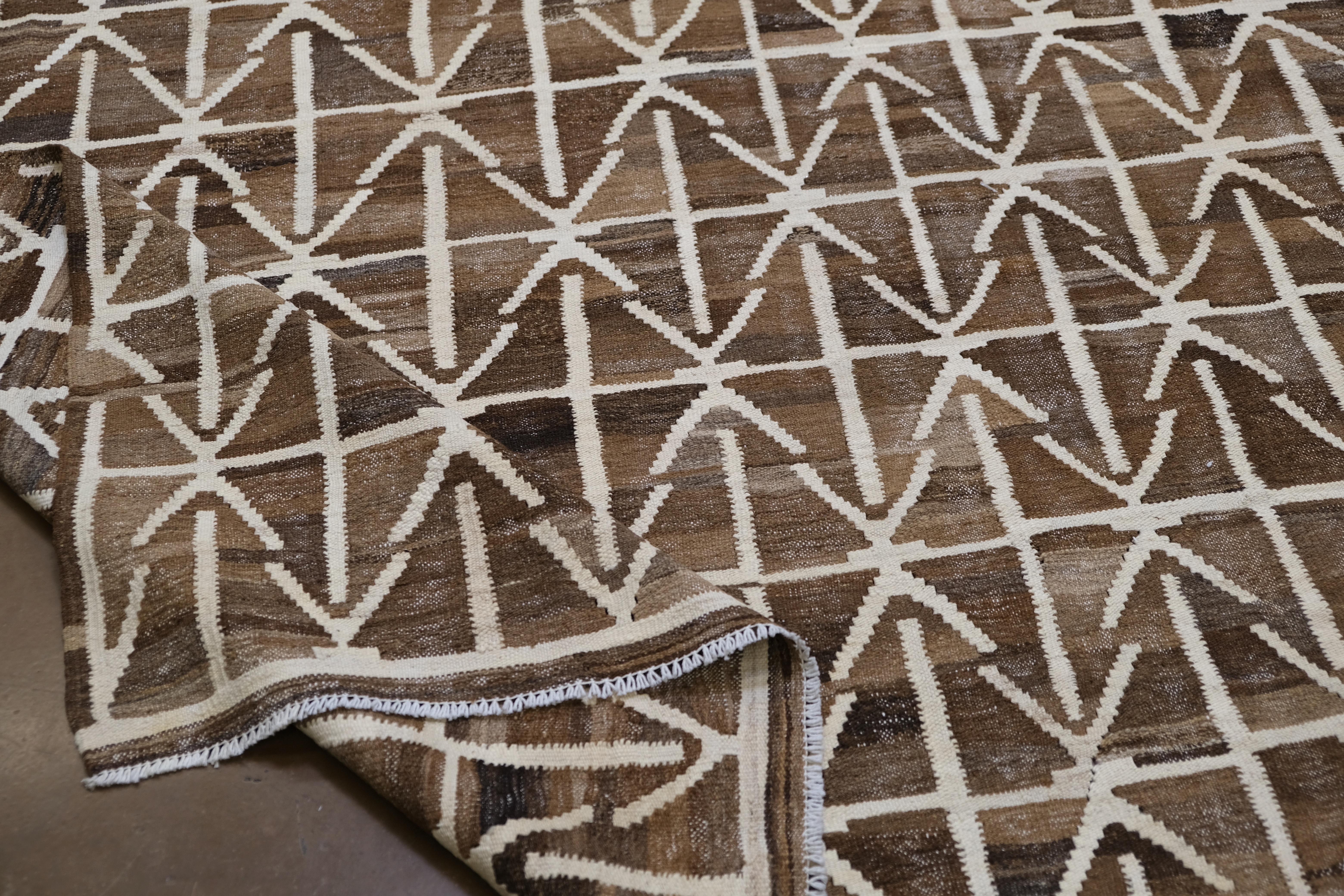 Tissé à la main Kilim géométrique en laine naturelle 10'2''x12'3'' en vente