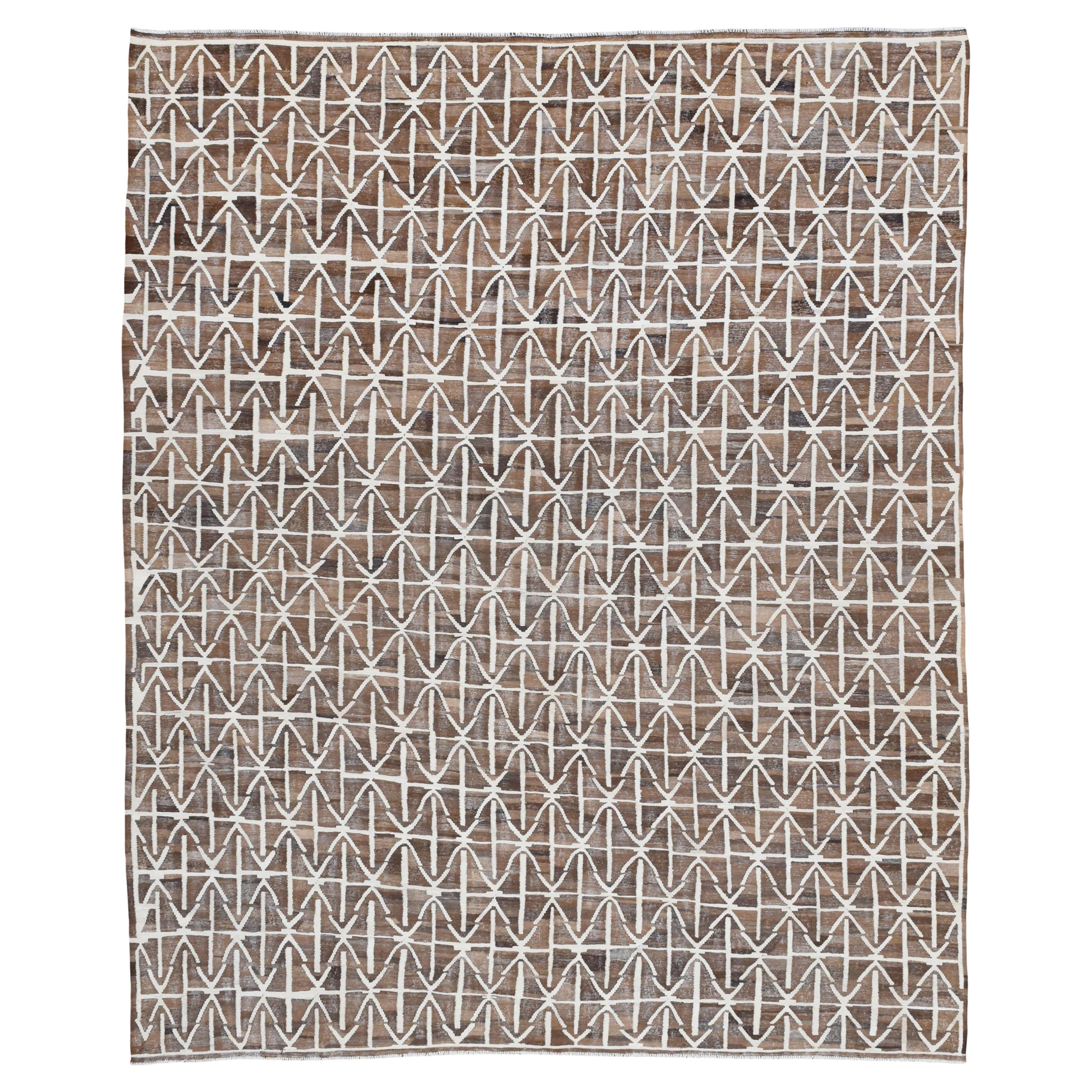Kilim géométrique en laine naturelle 10'2''x12'3'' en vente